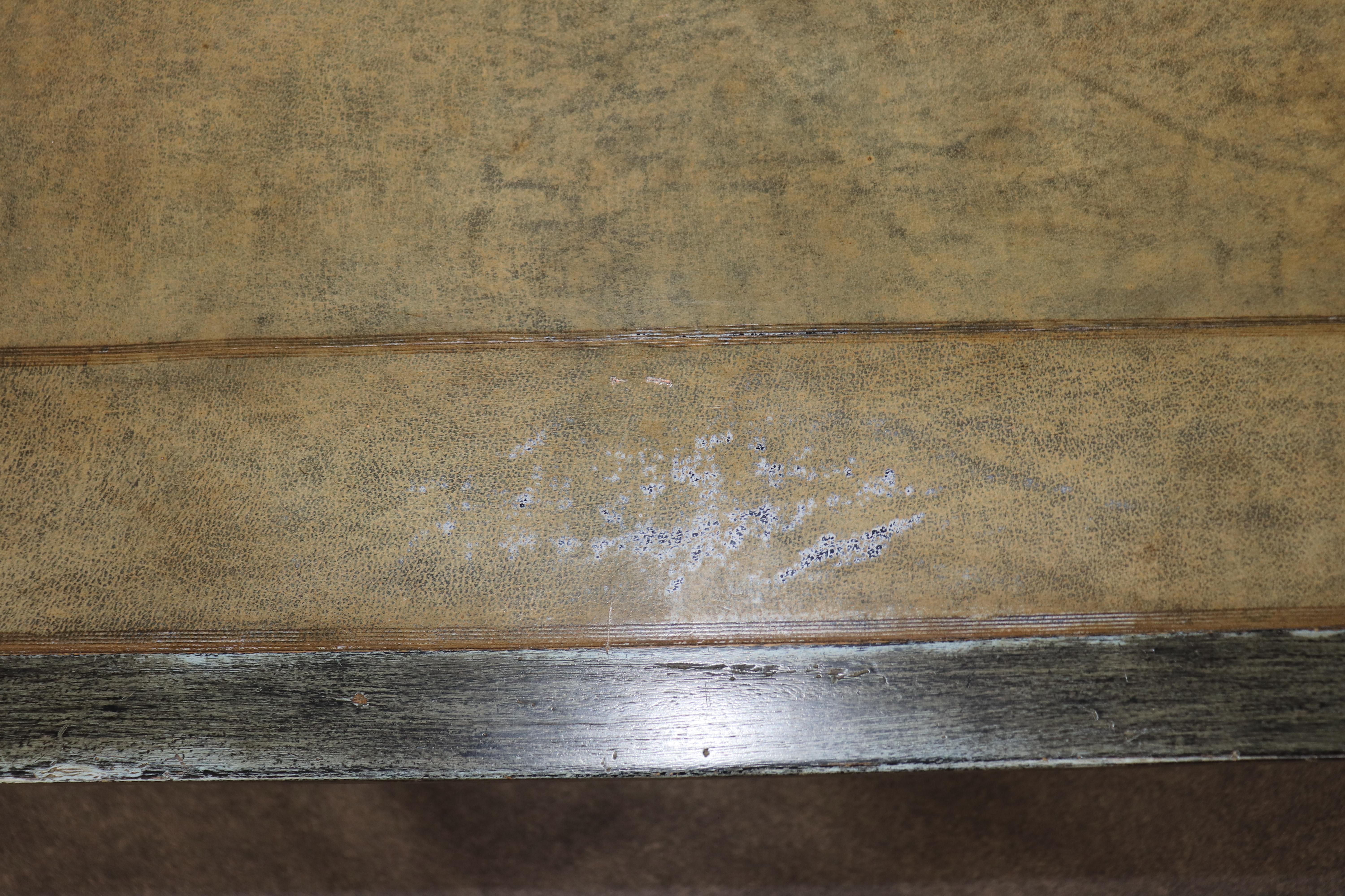 Theodore Alexander Louis XVI Stil verspiegelte Églomisé Lederplatte Schreibtisch Distressed im Angebot 10