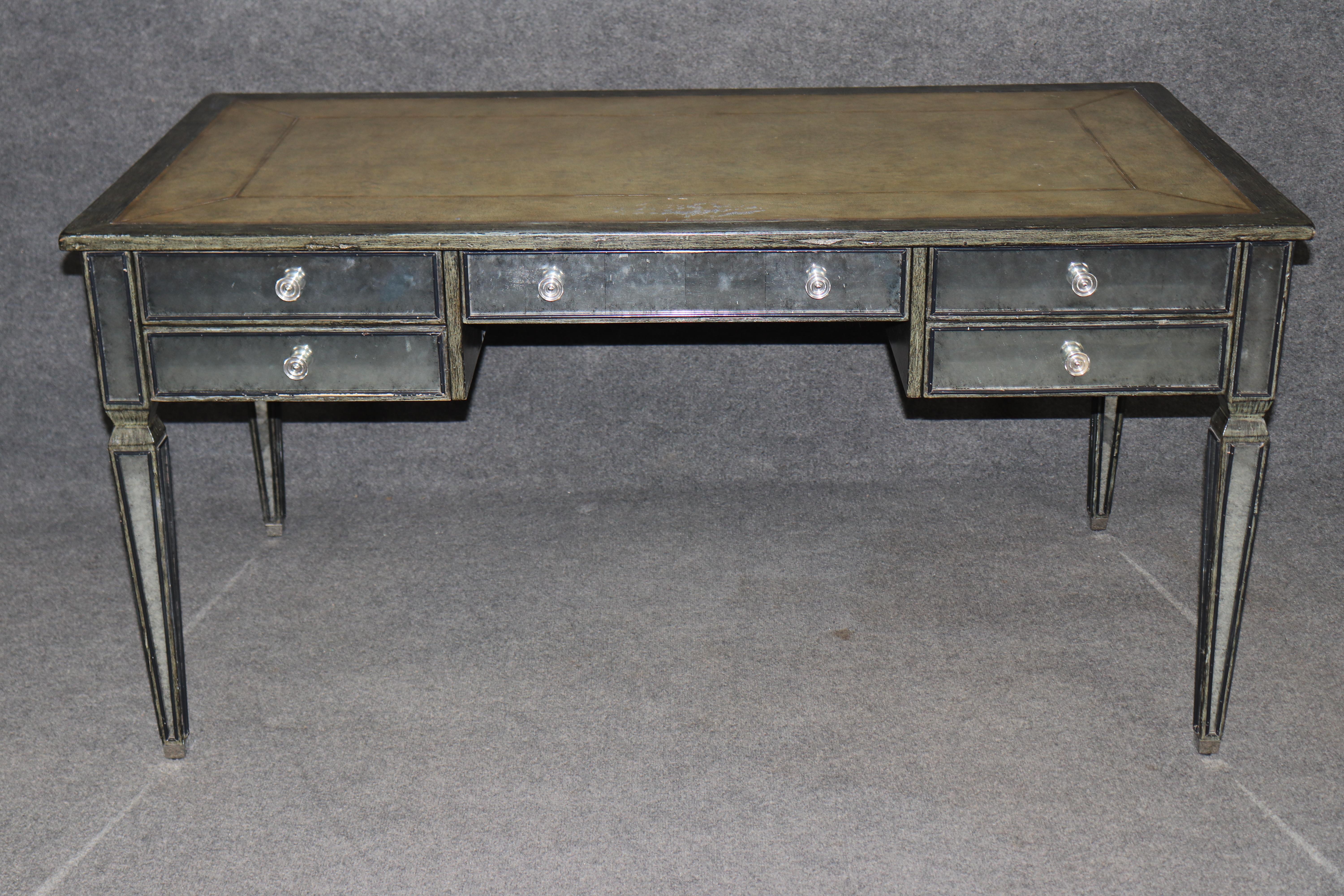 Abmessungen - H: 30 1/4 in B: 60 in T: 32 in 

Dieser exquisite Schreibtisch im Louis XVI-Stil von Theodore Alexander ist ein eindrucksvolles Beispiel für anspruchsvolle Handwerkskunst, die zeitloses Design mit moderner Raffinesse verbindet. Dieser