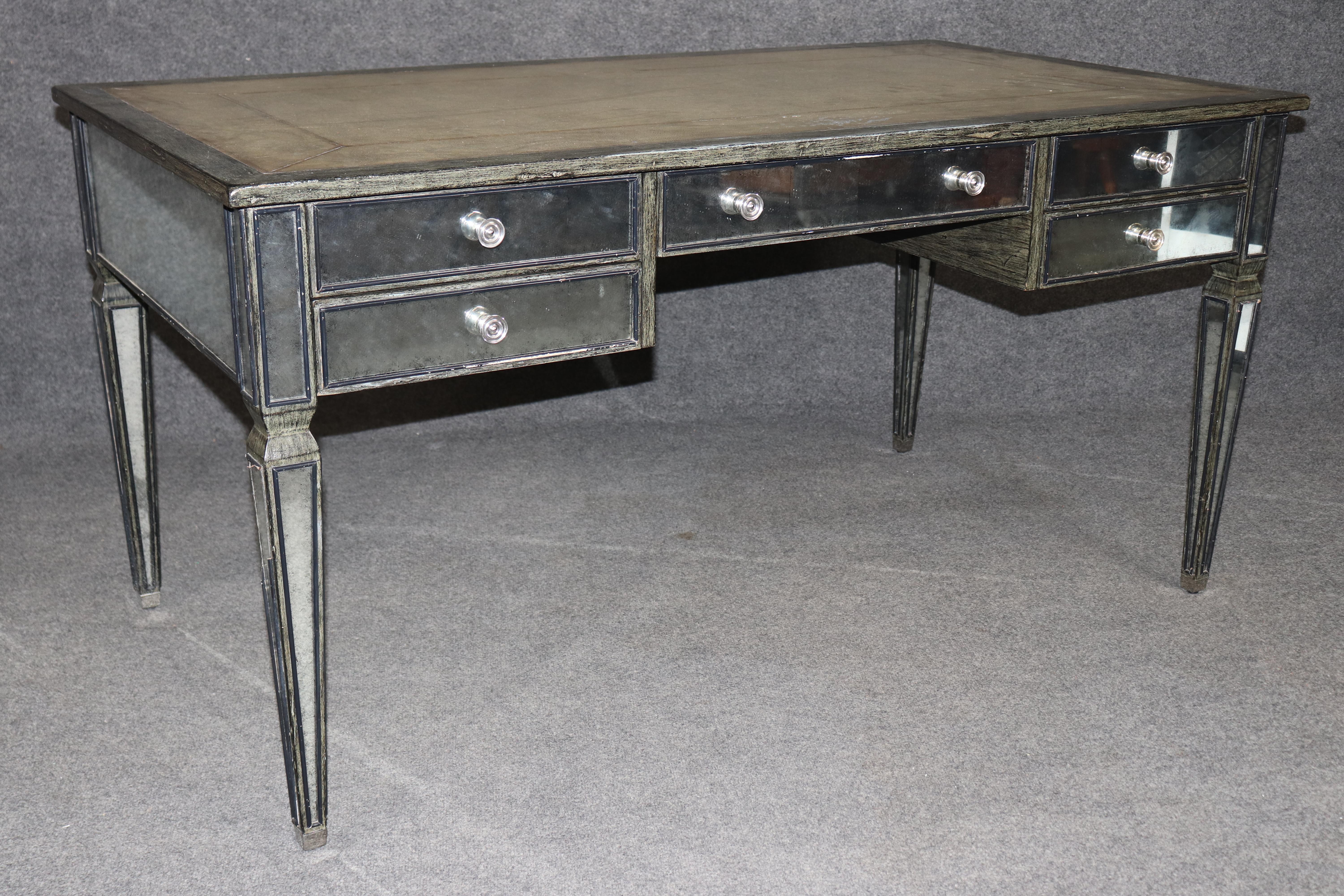Theodore Alexander Louis XVI Stil verspiegelte Églomisé Lederplatte Schreibtisch Distressed (Louis XVI.) im Angebot