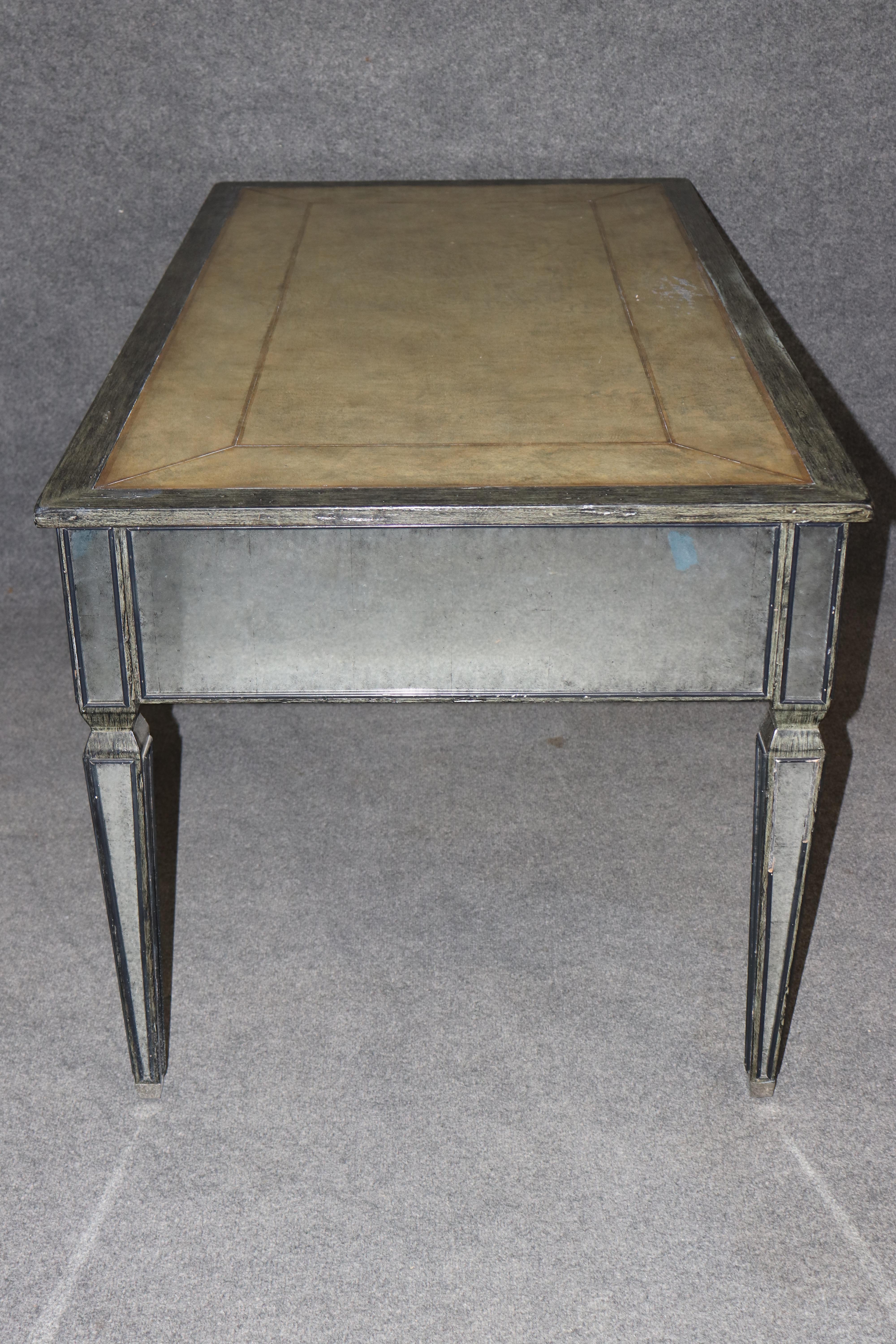 Theodore Alexander Louis XVI Stil verspiegelte Églomisé Lederplatte Schreibtisch Distressed (Philippinisch) im Angebot