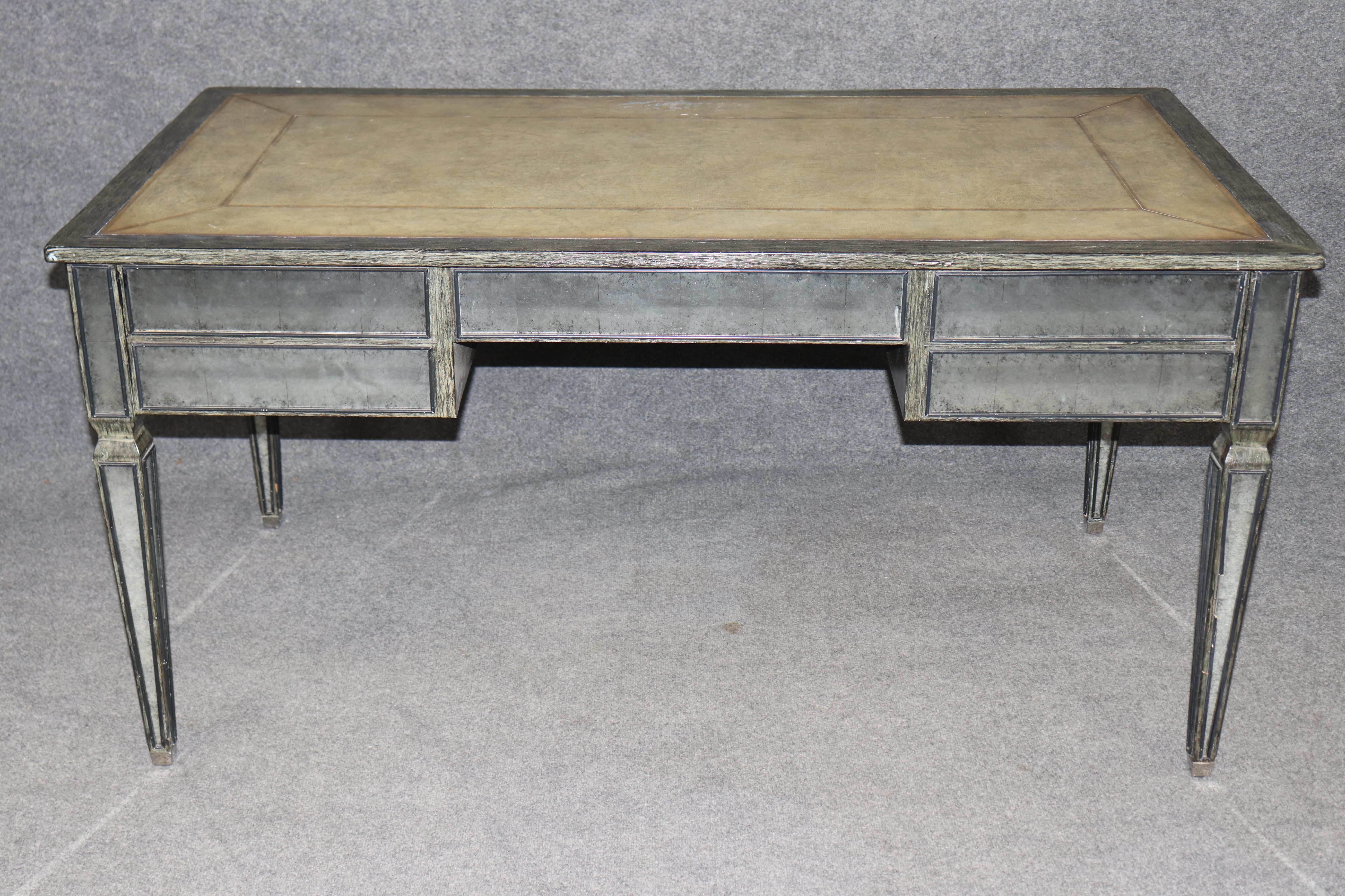 Theodore Alexander Louis XVI Stil verspiegelte Églomisé Lederplatte Schreibtisch Distressed im Zustand „Gut“ im Angebot in Swedesboro, NJ