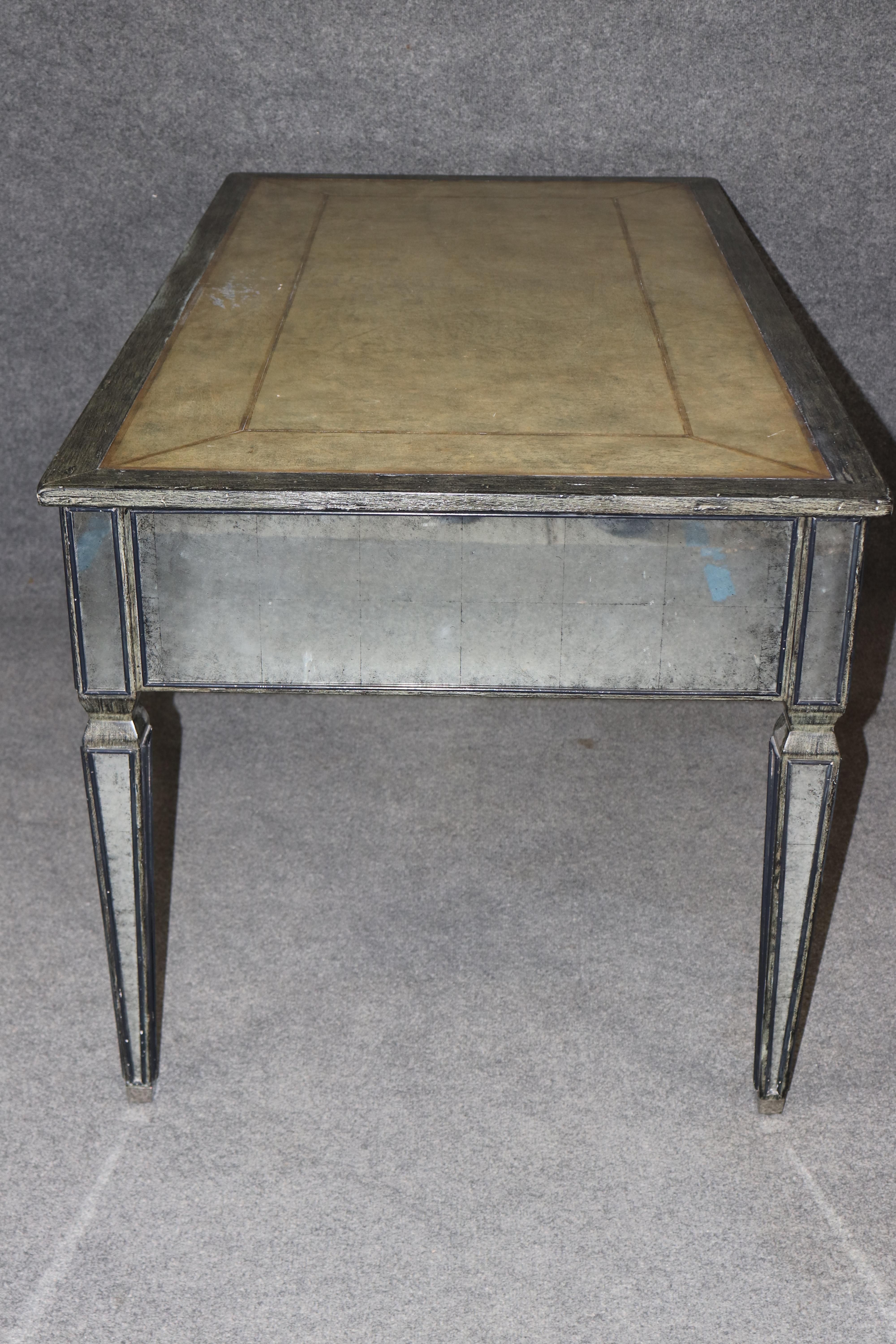 Theodore Alexander Louis XVI Stil verspiegelte Églomisé Lederplatte Schreibtisch Distressed (20. Jahrhundert) im Angebot