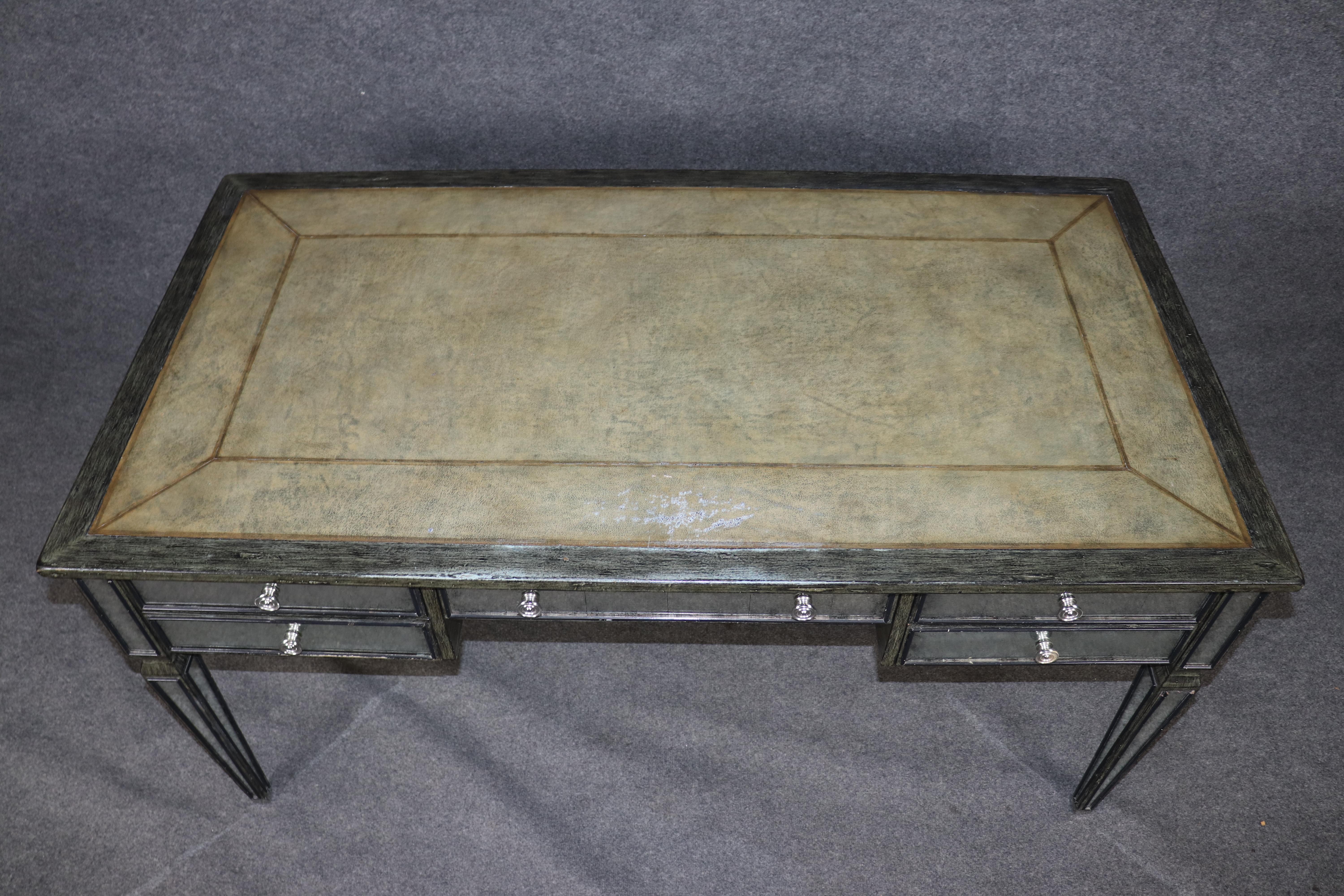 Theodore Alexander Louis XVI Stil verspiegelte Églomisé Lederplatte Schreibtisch Distressed im Angebot 1