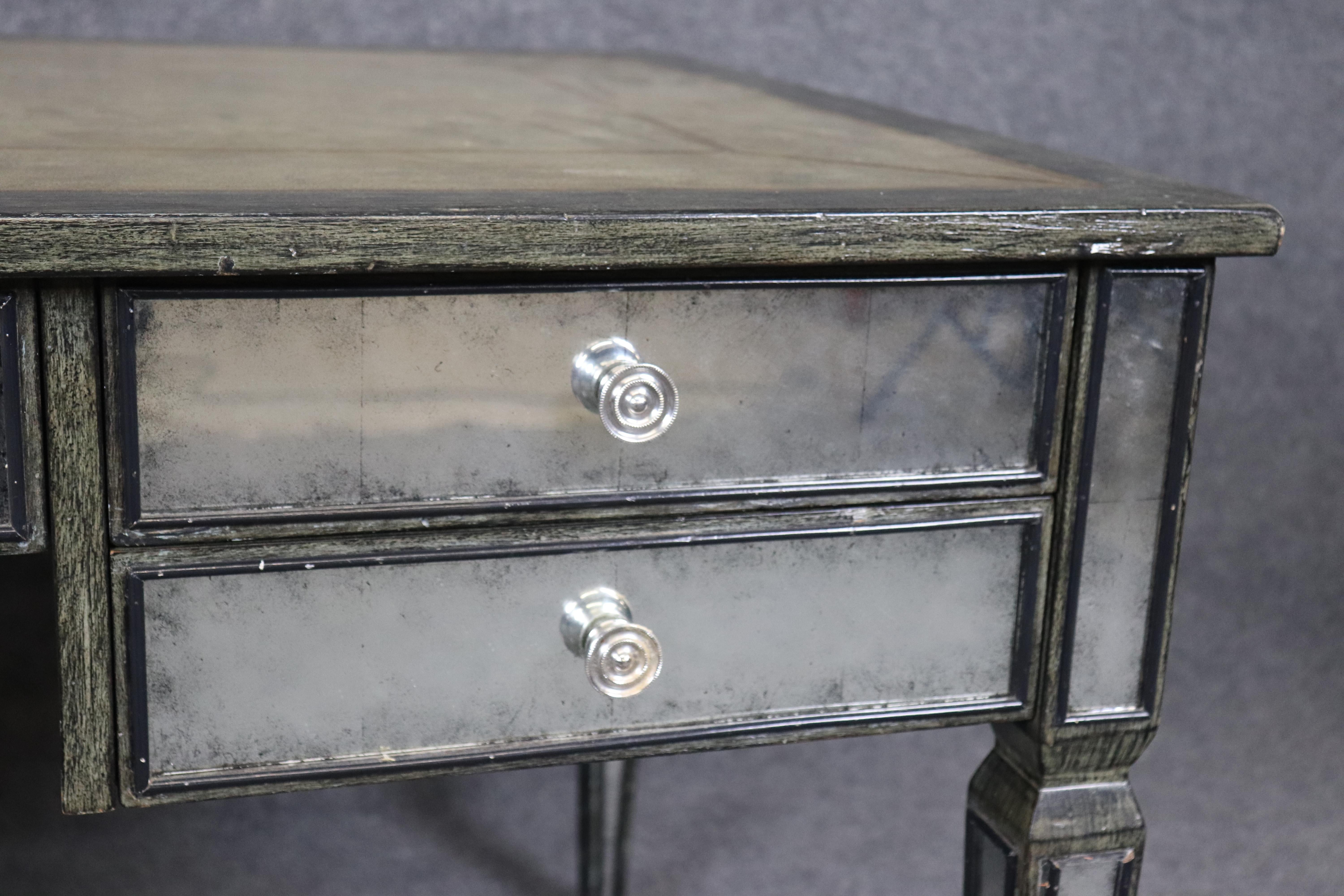 Theodore Alexander Louis XVI Stil verspiegelte Églomisé Lederplatte Schreibtisch Distressed im Angebot 3