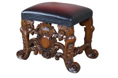 Theodore Alexander Ottomano in pelle di mogano con testa di chiodo e piedi d'acanto