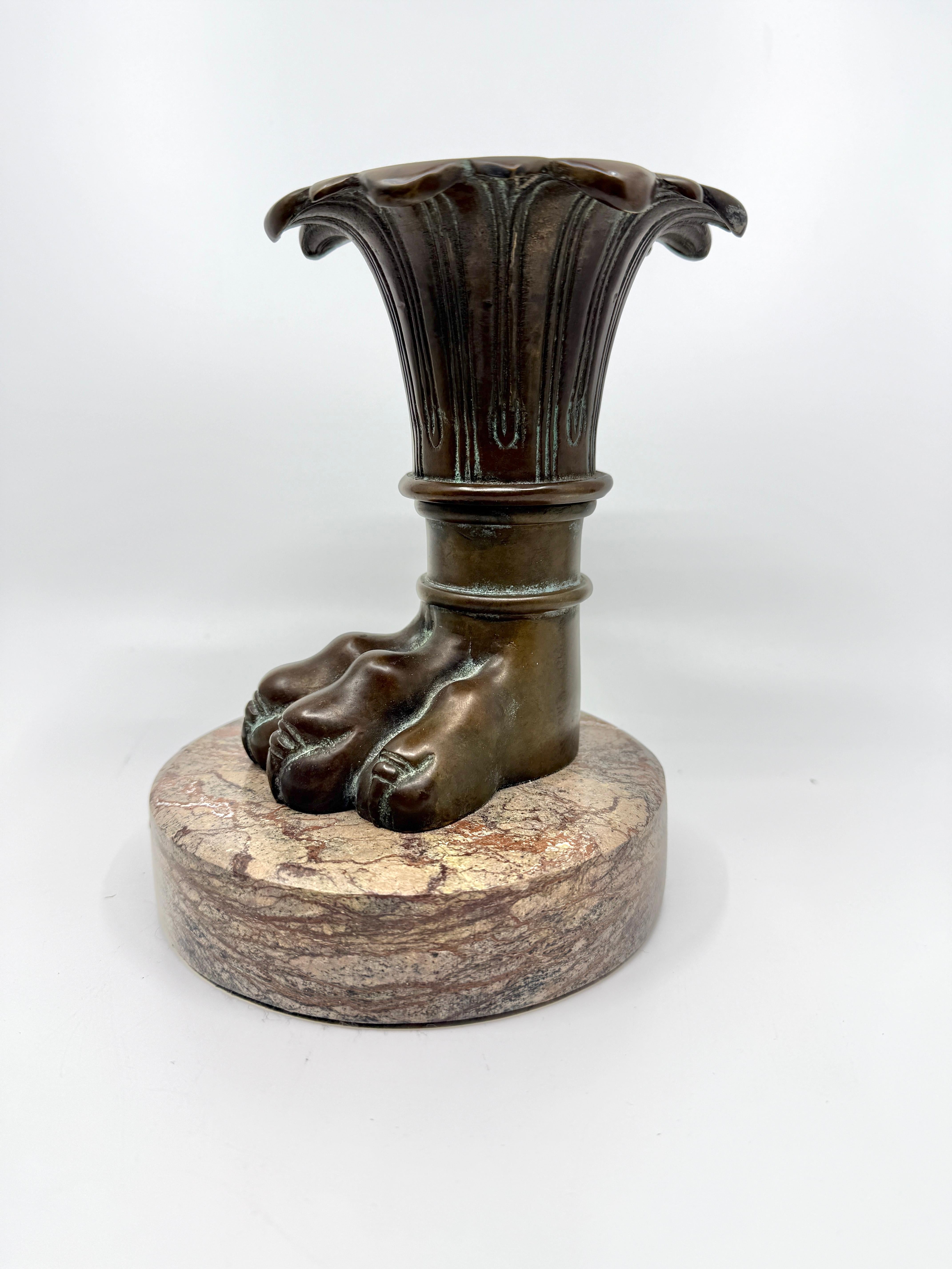 Un bonito homenaje de gran viaje neoclásico de alta calidad de Theodore y Alexander. Representa una garra de animal con una cavidad en la parte superior para mostrar algo.  Está fundida en bronce y montada sobre una hermosa base de mármol. Bien