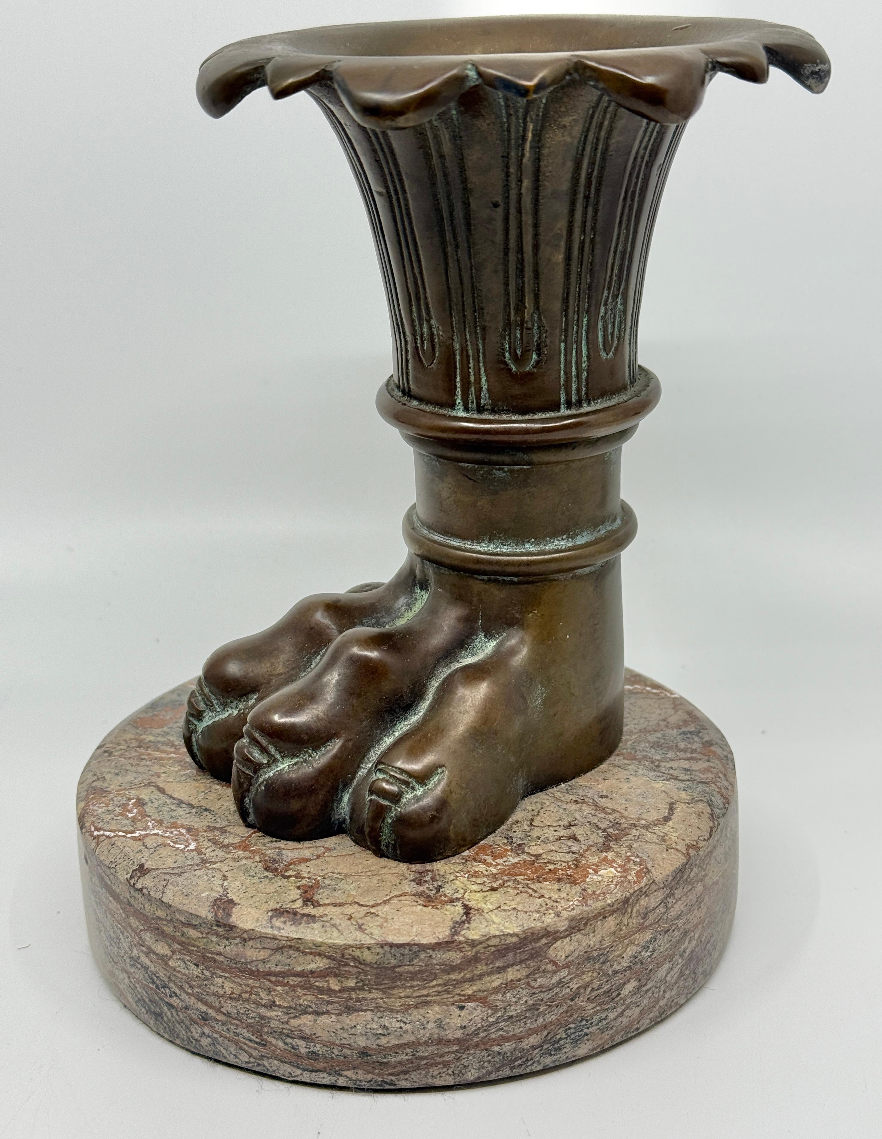 Theodore & Alexander Pie de garra neoclásico de bronce y mármol Hecho a mano en venta