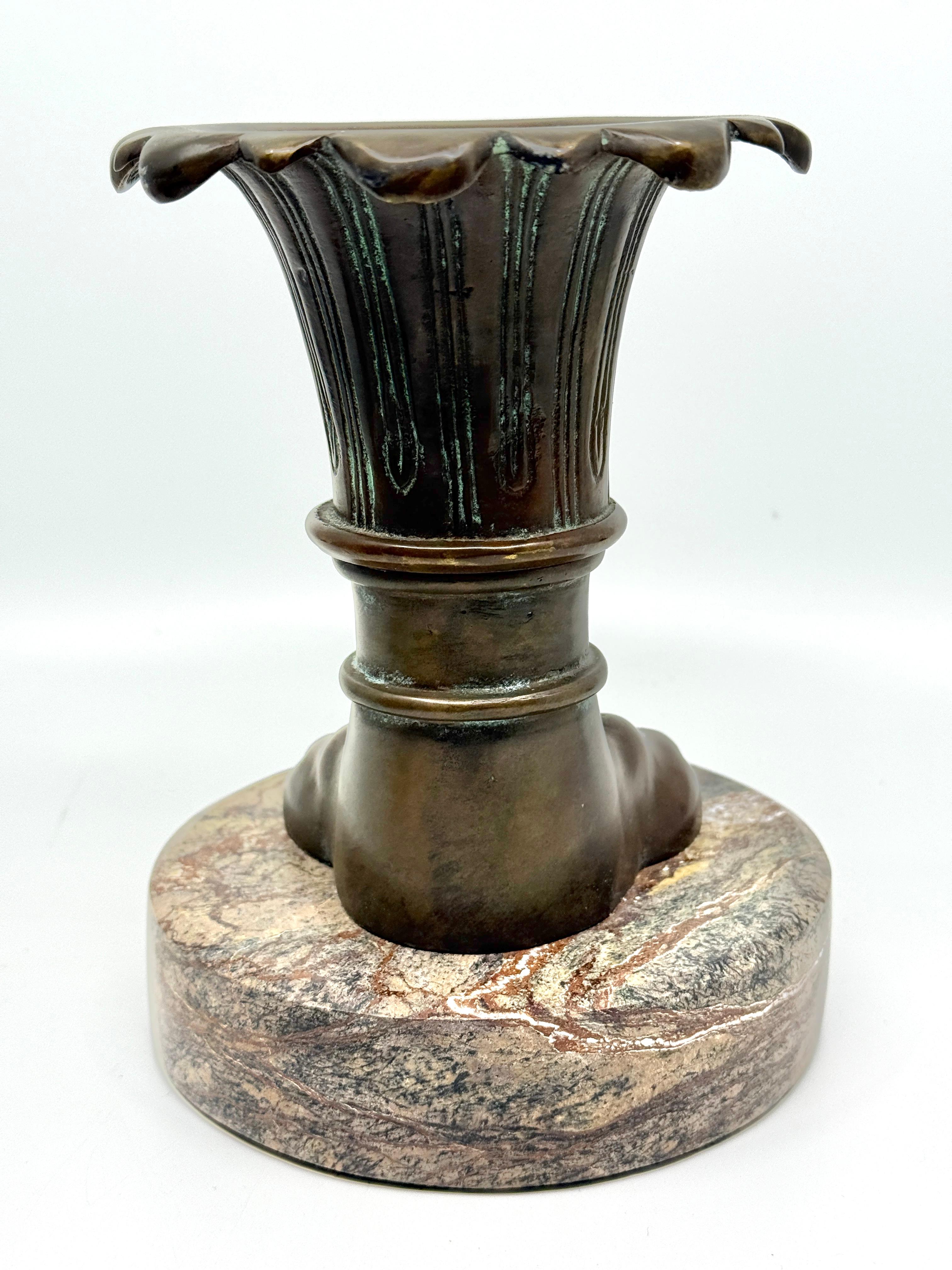 Theodore & Alexander Pie de garra neoclásico de bronce y mármol Bronce en venta