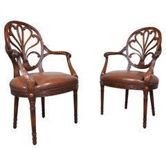 Paire de fauteuils ouverts néoclassiques à dossier sculpté de Theodore Alexander