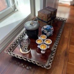 Theodore Alexander Vassoio in impiallacciato di ostrica con galleria in ottone anticato e piedini a conchiglia