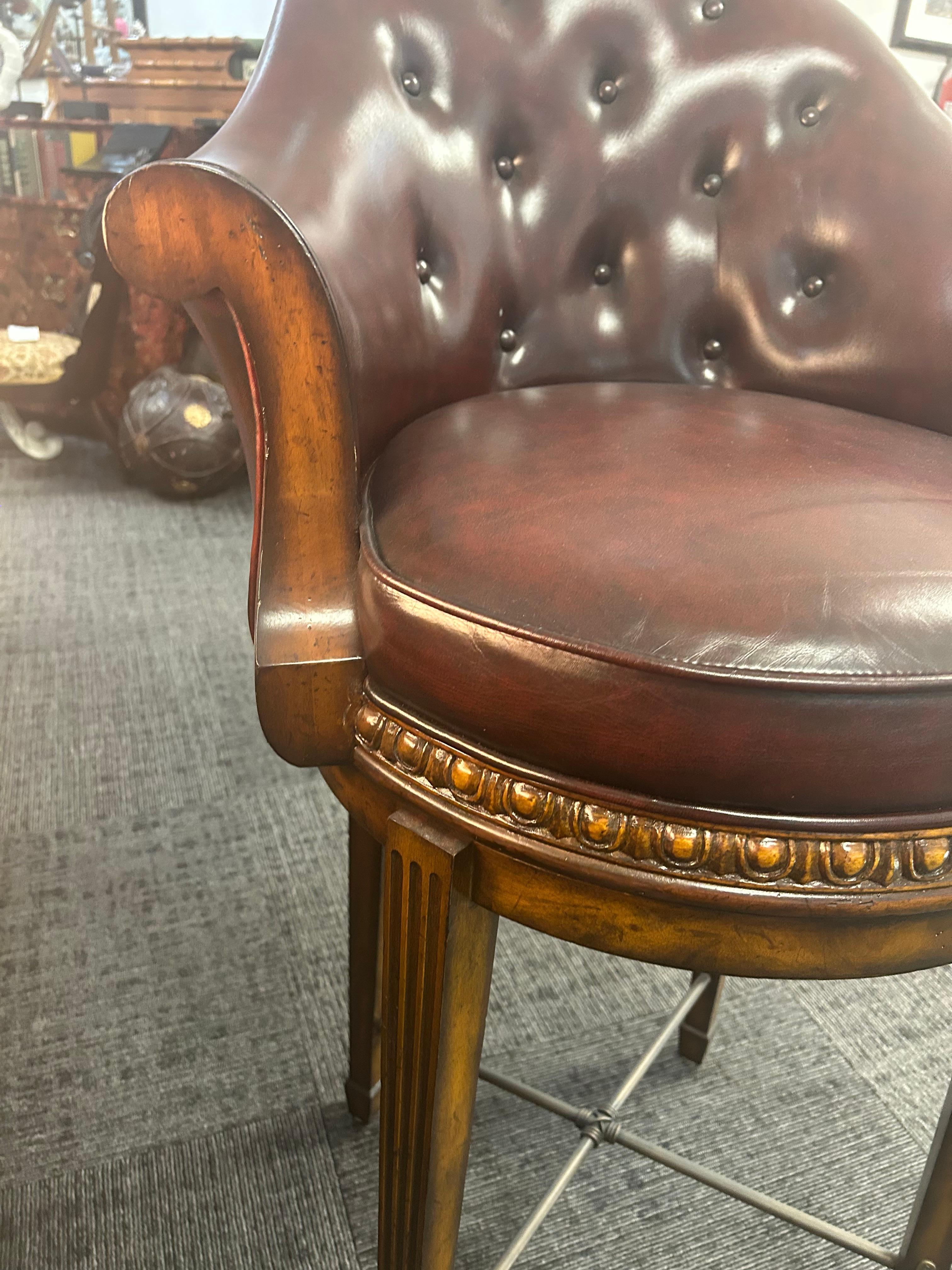 Paire de tabourets de bar pivotants Theodore Alexander en cuir bordeaux en vente 5