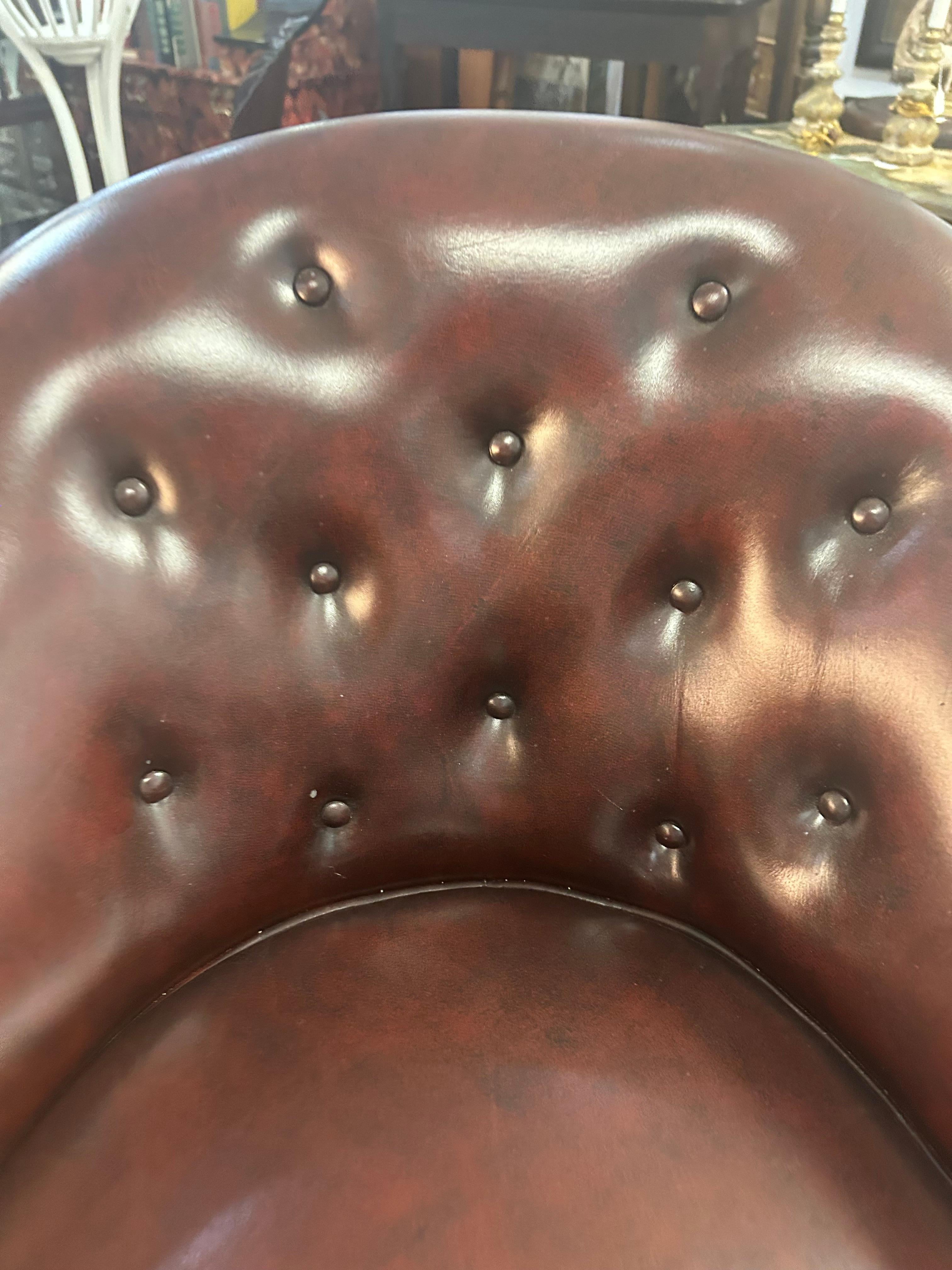 Paire de tabourets de bar pivotants Theodore Alexander en cuir bordeaux en vente 6