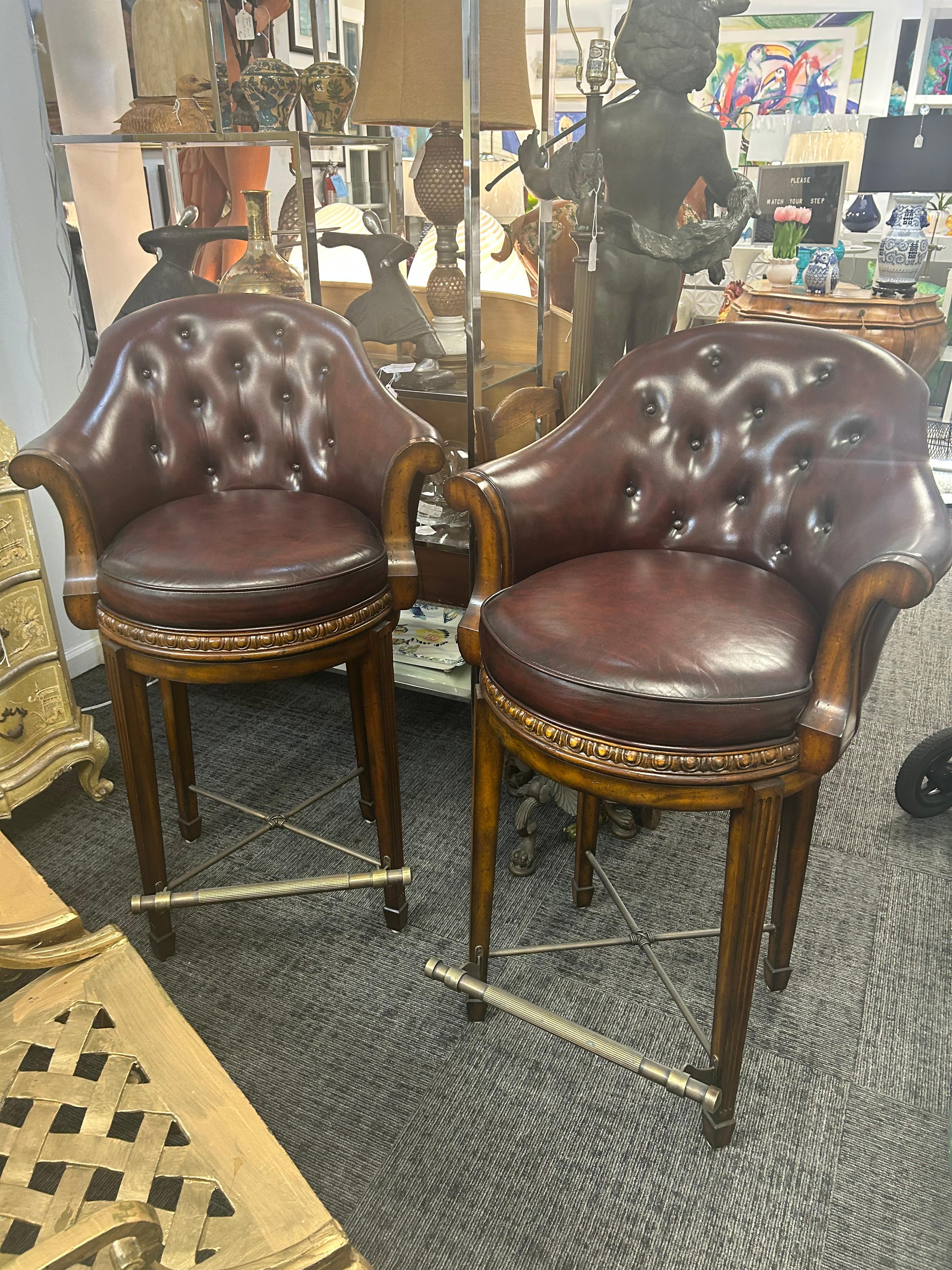Paire de tabourets de bar pivotants Theodore Alexander en cuir bordeaux en vente 8