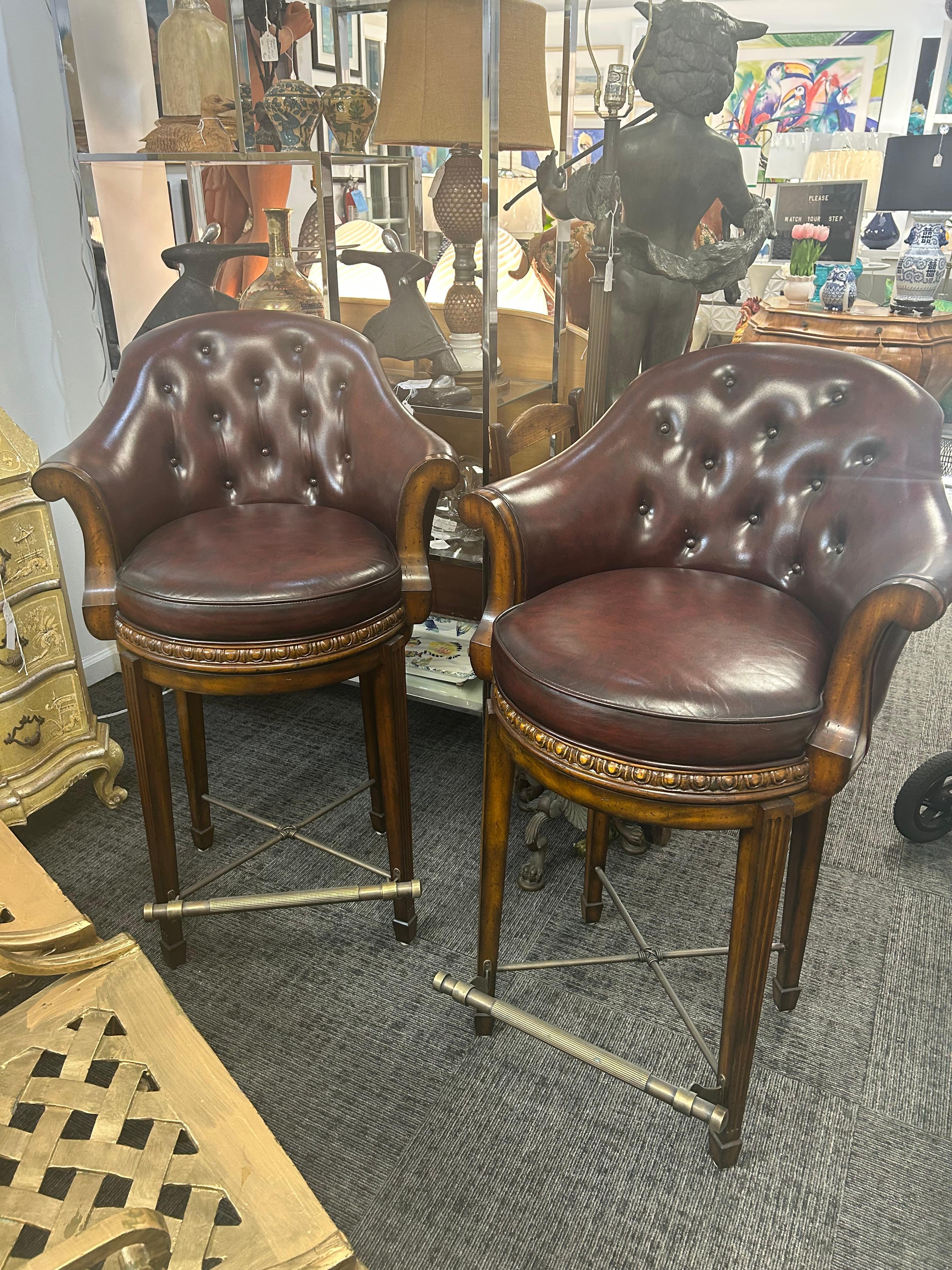 Paire de tabourets de bar pivotants Theodore Alexander en cuir bordeaux en vente 9