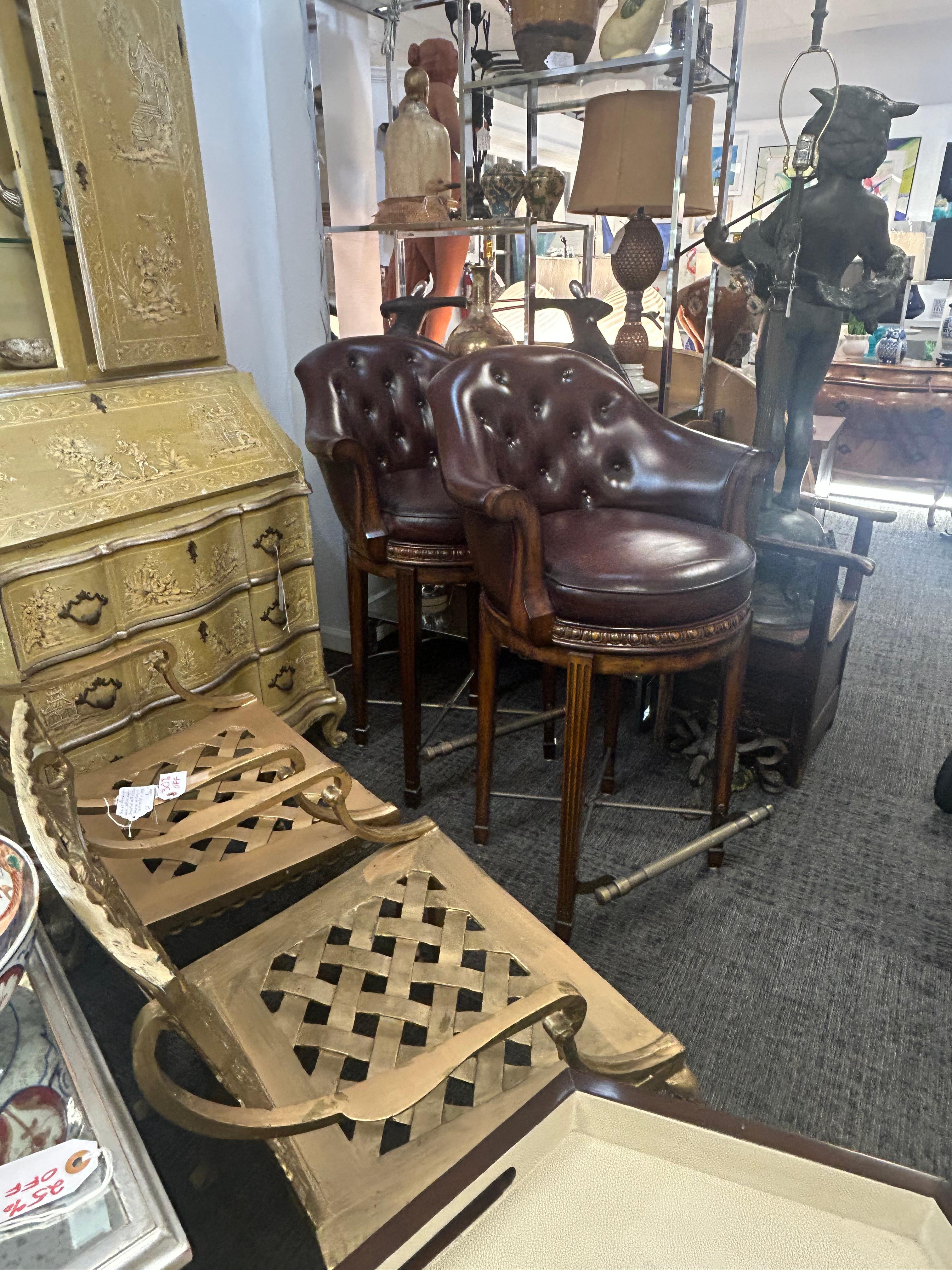 Paire de tabourets de bar pivotants Theodore Alexander en cuir bordeaux en vente 10
