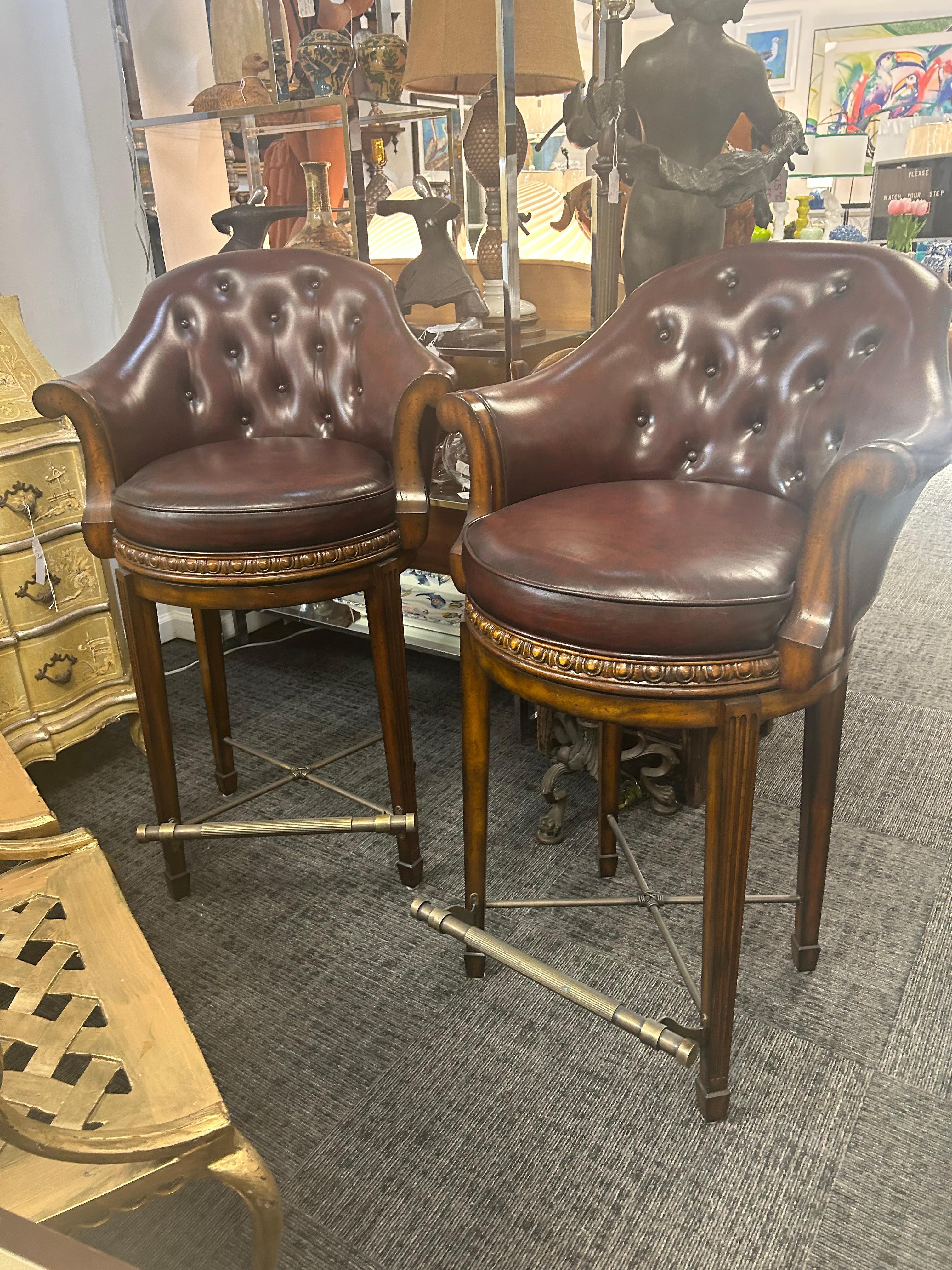Paire de tabourets de bar pivotants Theodore Alexander en cuir bordeaux en vente 11