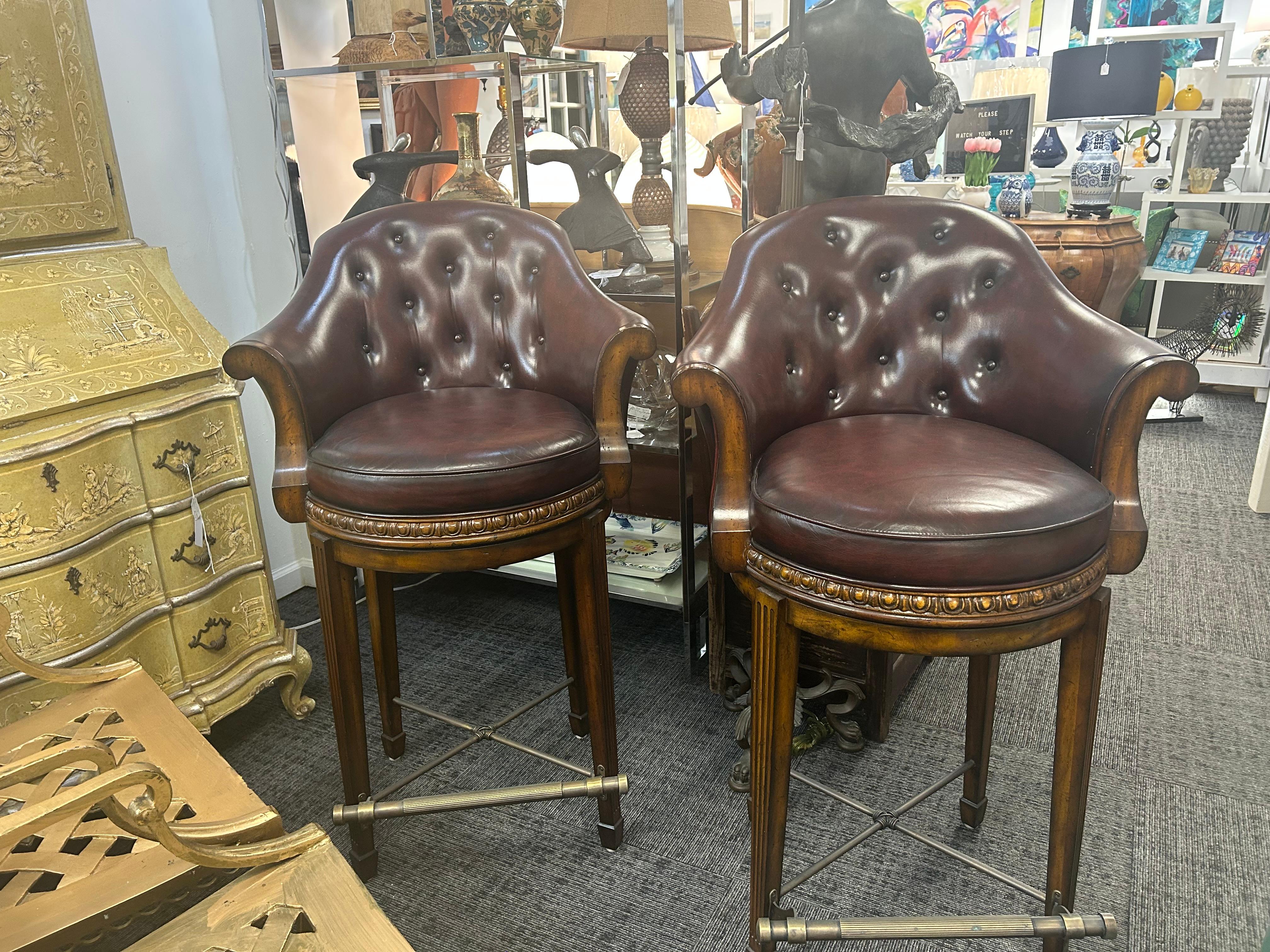 Paire de tabourets de bar pivotants Theodore Alexander en cuir bordeaux en vente 12