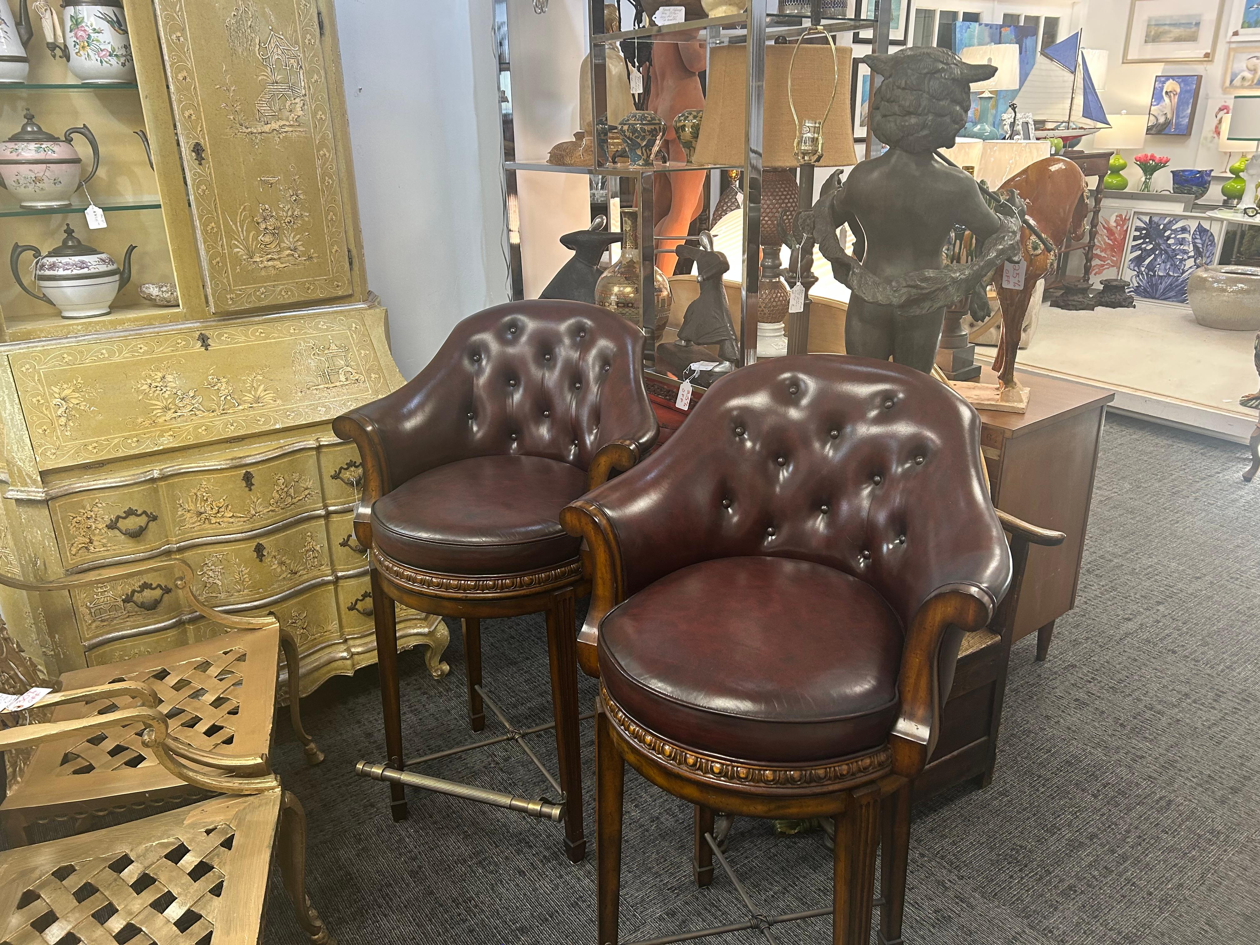 Paire de tabourets de bar pivotants Theodore Alexander en cuir bordeaux en vente 13