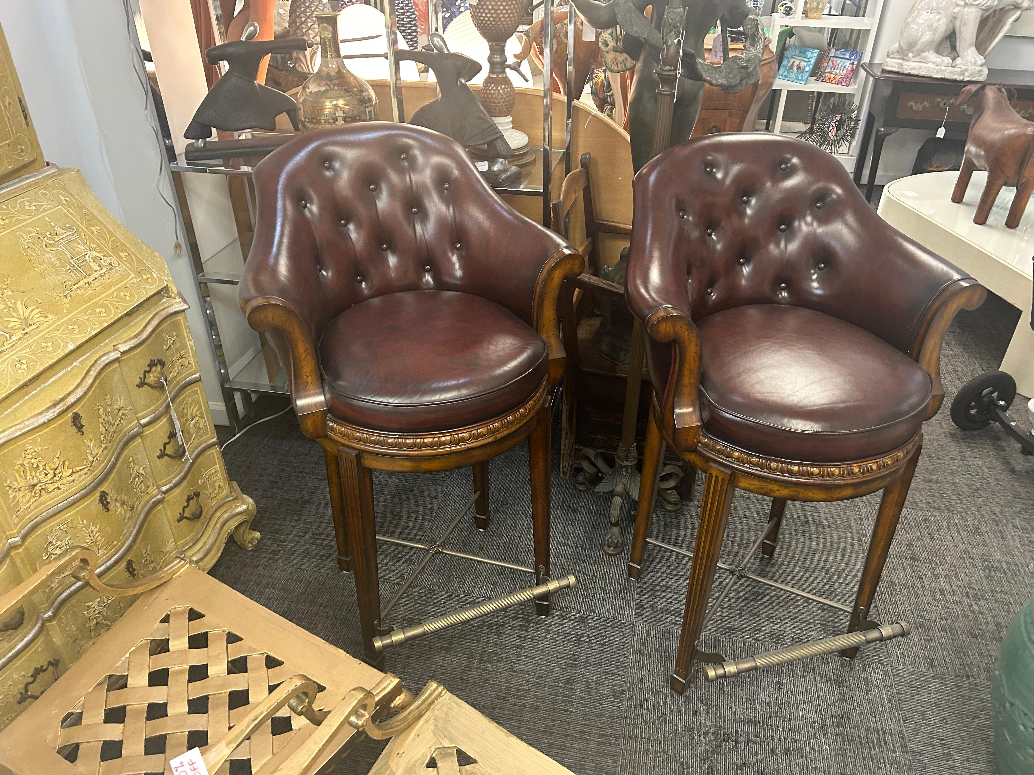 Colonial britannique Paire de tabourets de bar pivotants Theodore Alexander en cuir bordeaux en vente