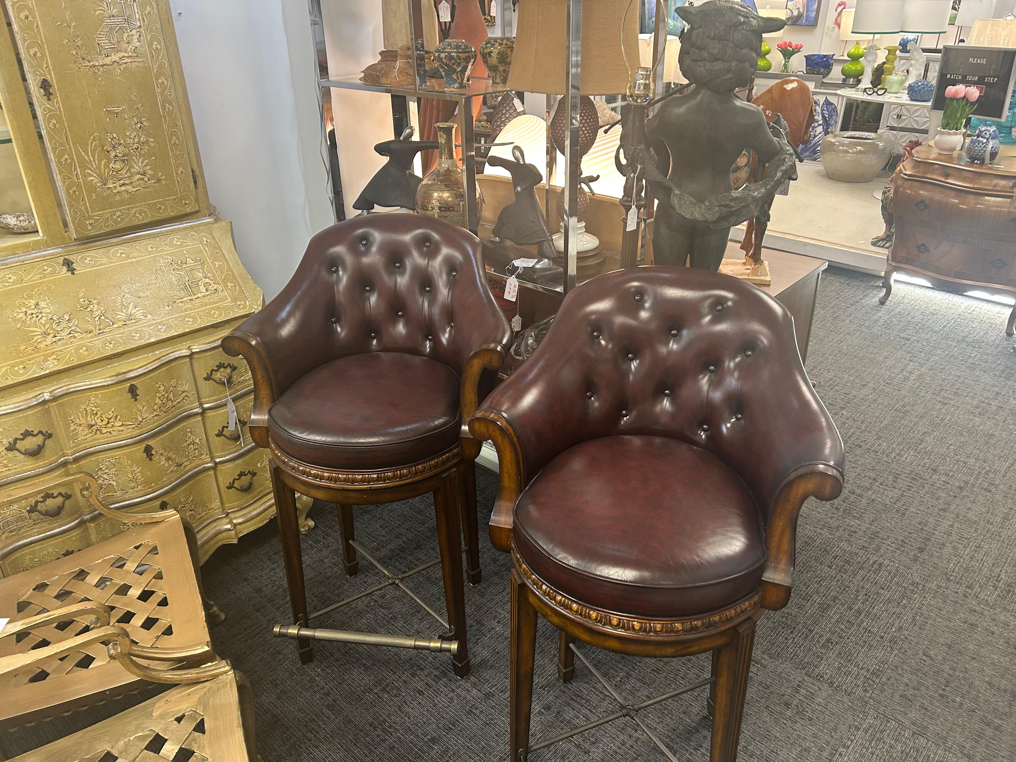 Paire de tabourets de bar pivotants Theodore Alexander en cuir bordeaux Bon état - En vente à West Palm Beach, FL