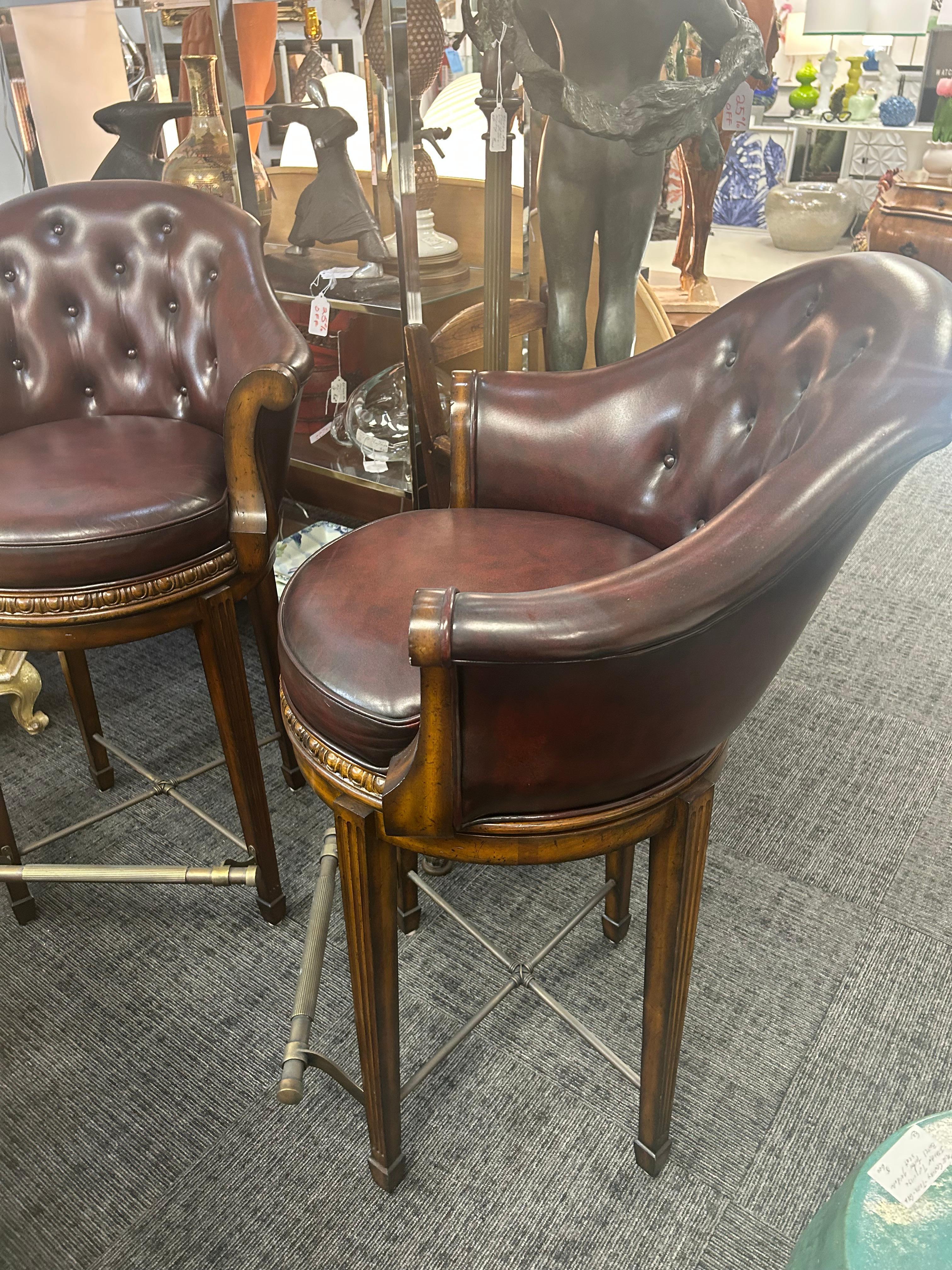 XXIe siècle et contemporain Paire de tabourets de bar pivotants Theodore Alexander en cuir bordeaux en vente