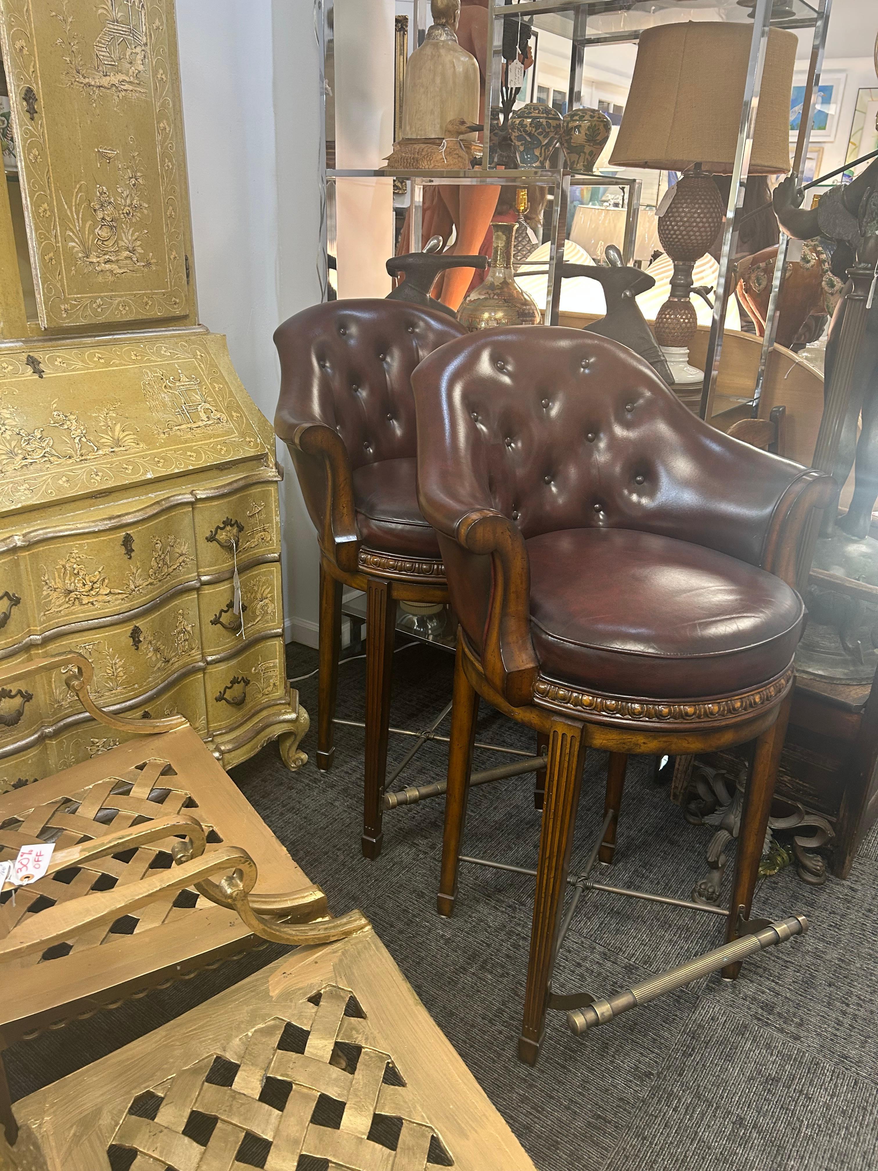 Paire de tabourets de bar pivotants Theodore Alexander en cuir bordeaux en vente 1