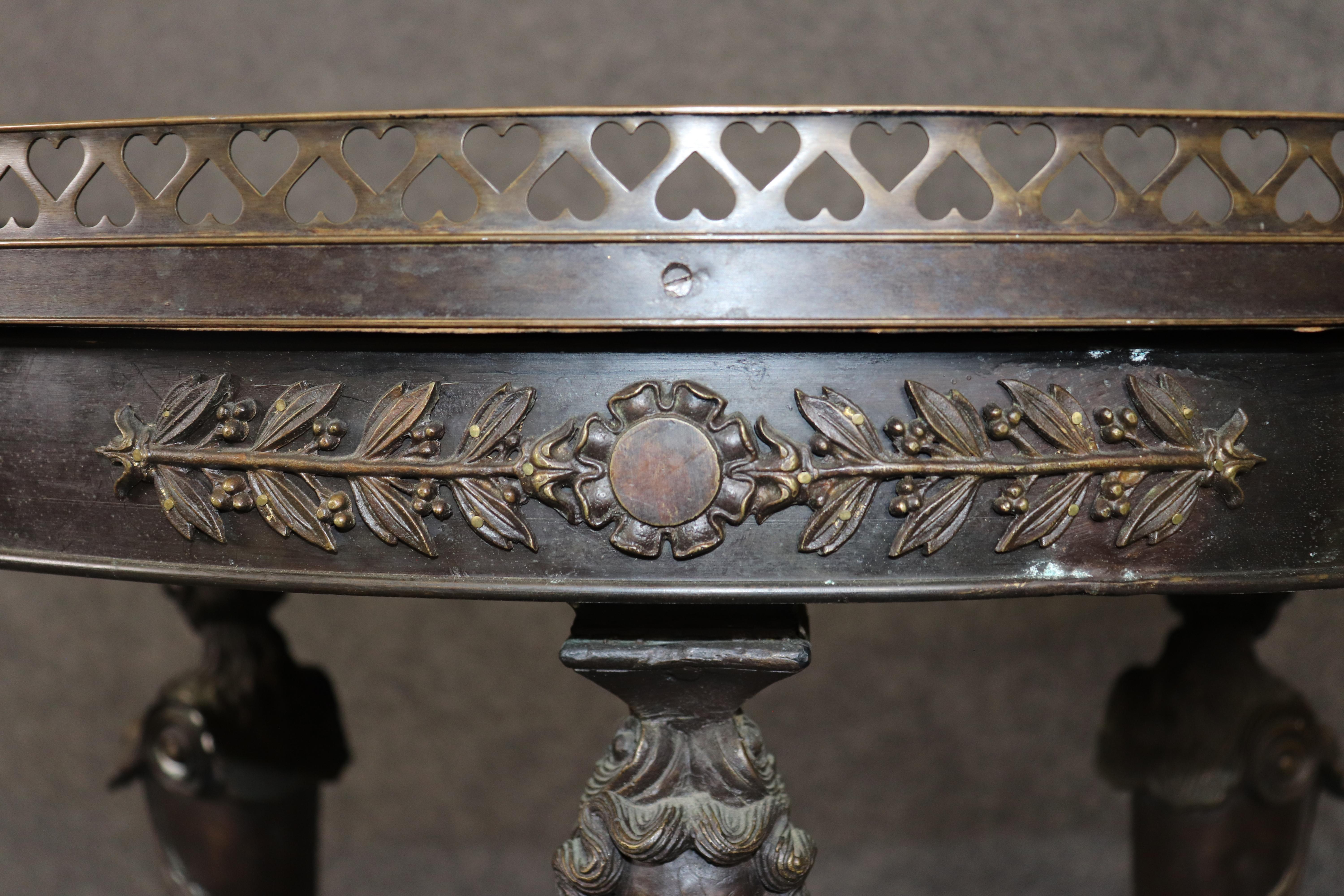 Table centrale figurative en bronze patiné Theodore Alexander en vente 2