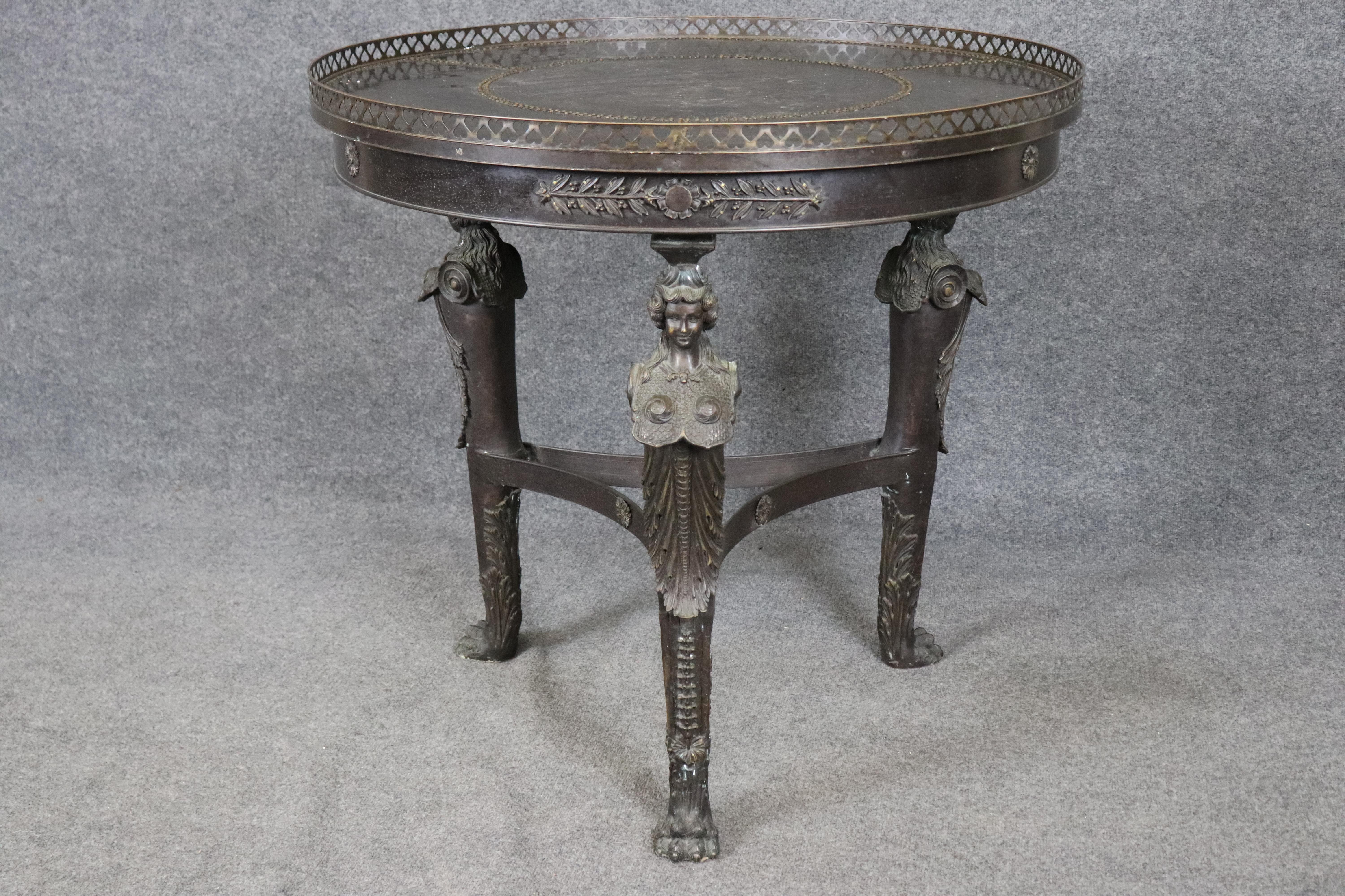 Dimensions - H : 34 1/4 in W : 36 1/4 in D : 36 1/4 in 

Cette table centrale figurative de style Empire de Theodore Alexander est une pièce imposante qui reflète la grandeur et le raffinement artistique du design Empire français du début du XIXe
