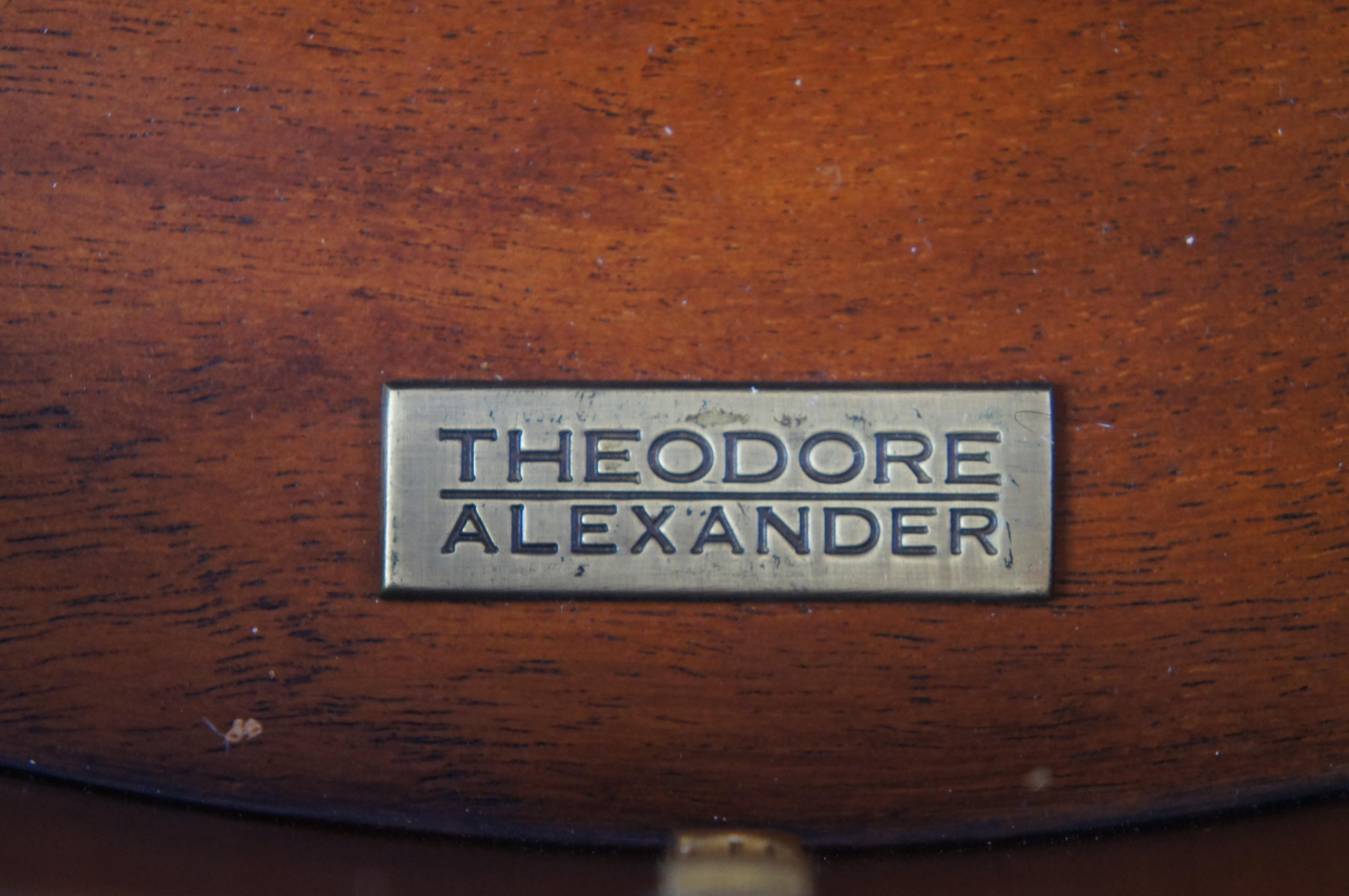 Theodore Alexander - Commode en acajou de style Regency Demilune Table Console Coffre en vente 1