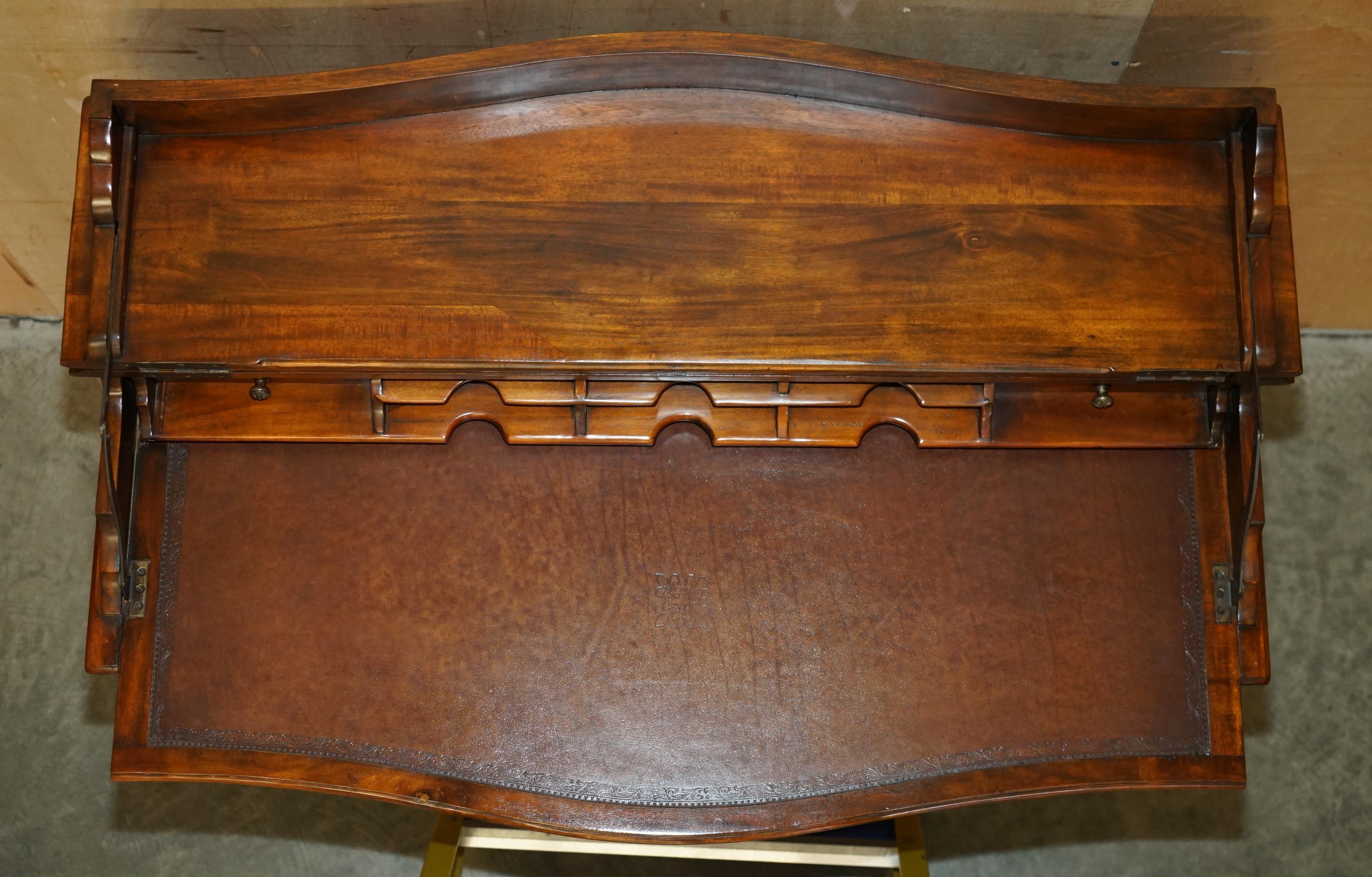 THEODORE ALEXANDER ESCRITORIO DE SECRETAIRE Y SILLA DE CUERO MARRÓN DE REVIVENCIA GÓTICA WiNDSOR en venta 2
