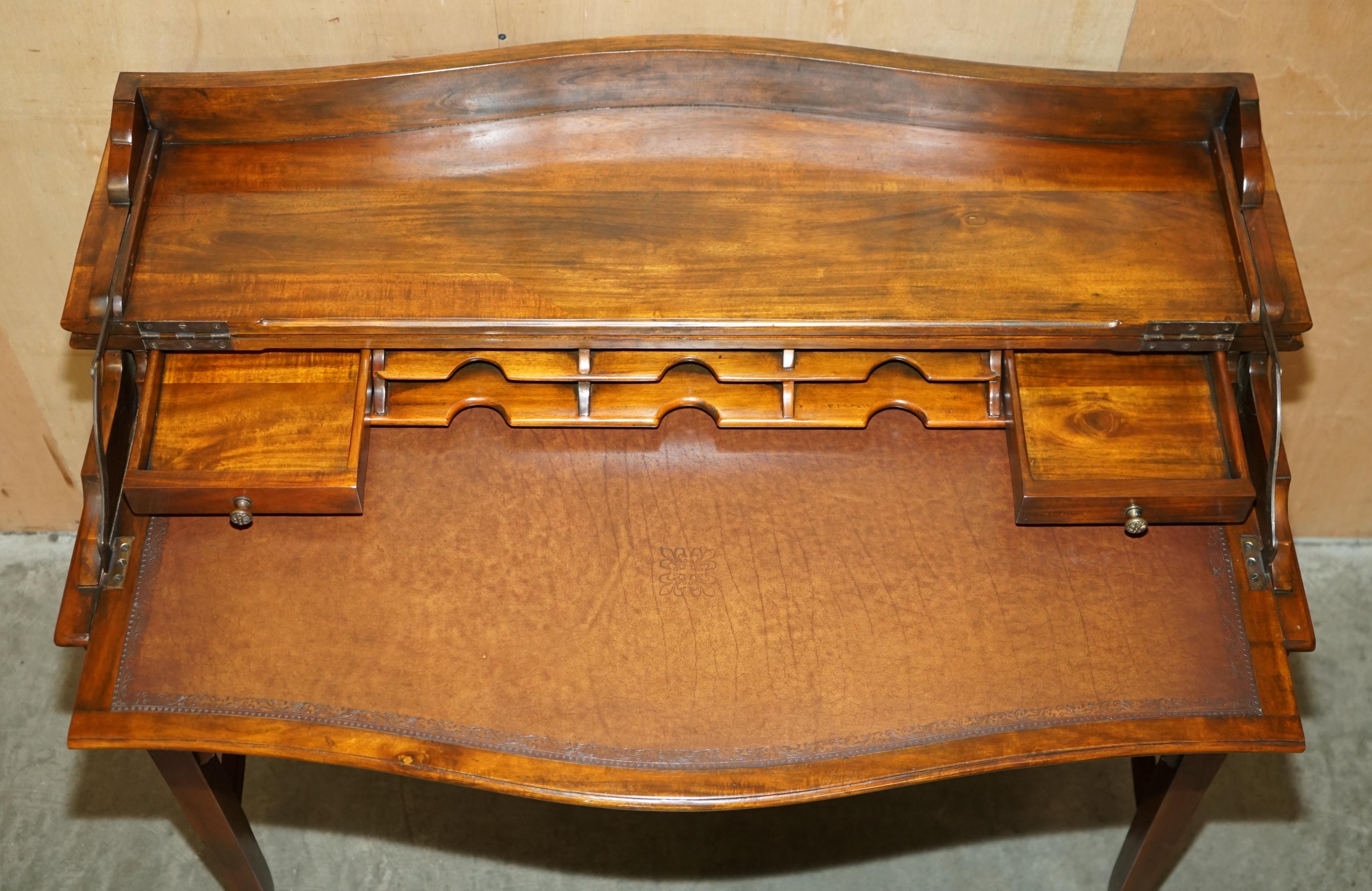 THEODORE ALEXANDER ESCRITORIO DE SECRETAIRE Y SILLA DE CUERO MARRÓN DE REVIVENCIA GÓTICA WiNDSOR en venta 3