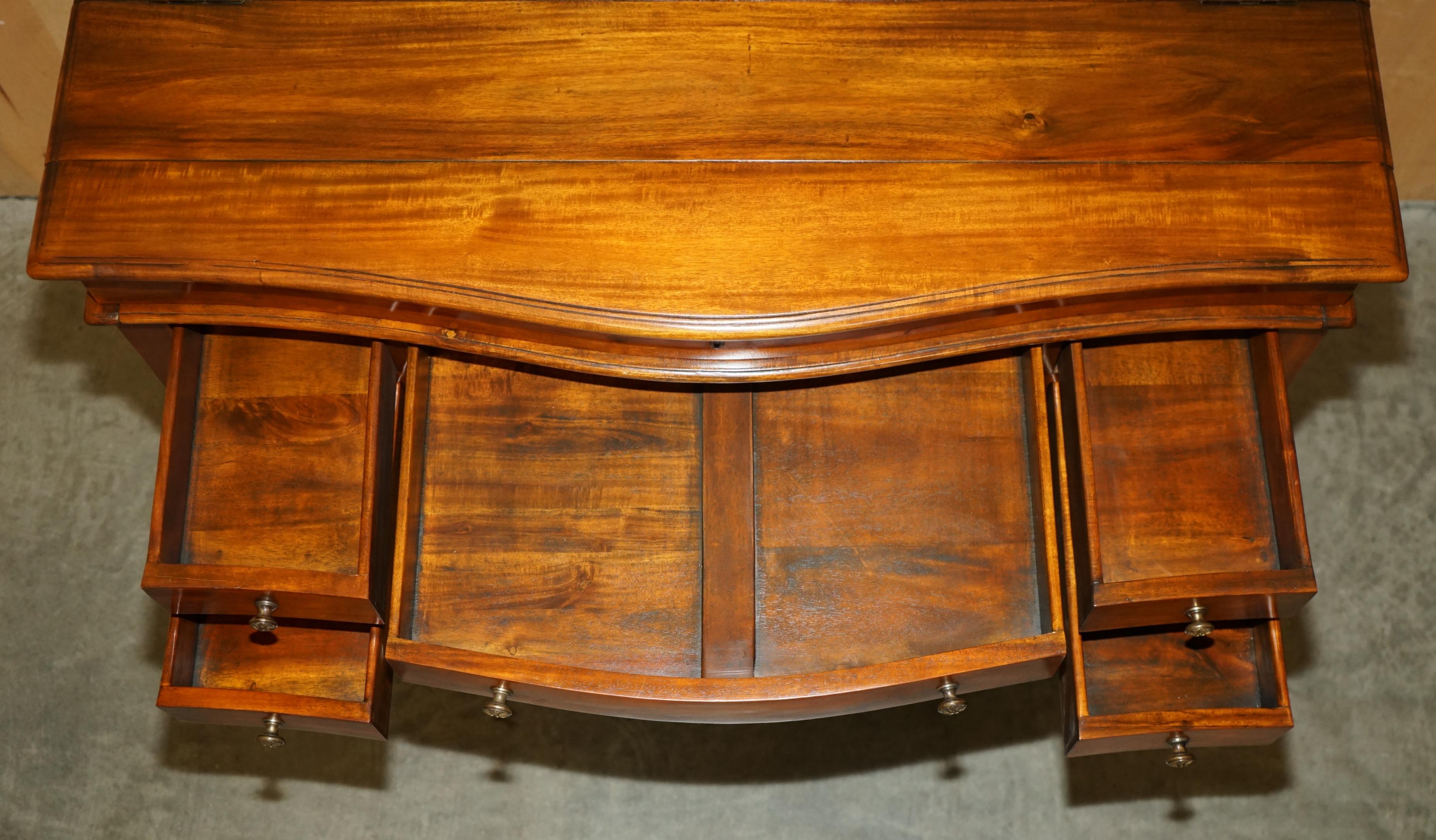 THEODORE ALEXANDER ESCRITORIO DE SECRETAIRE Y SILLA DE CUERO MARRÓN DE REVIVENCIA GÓTICA WiNDSOR en venta 4