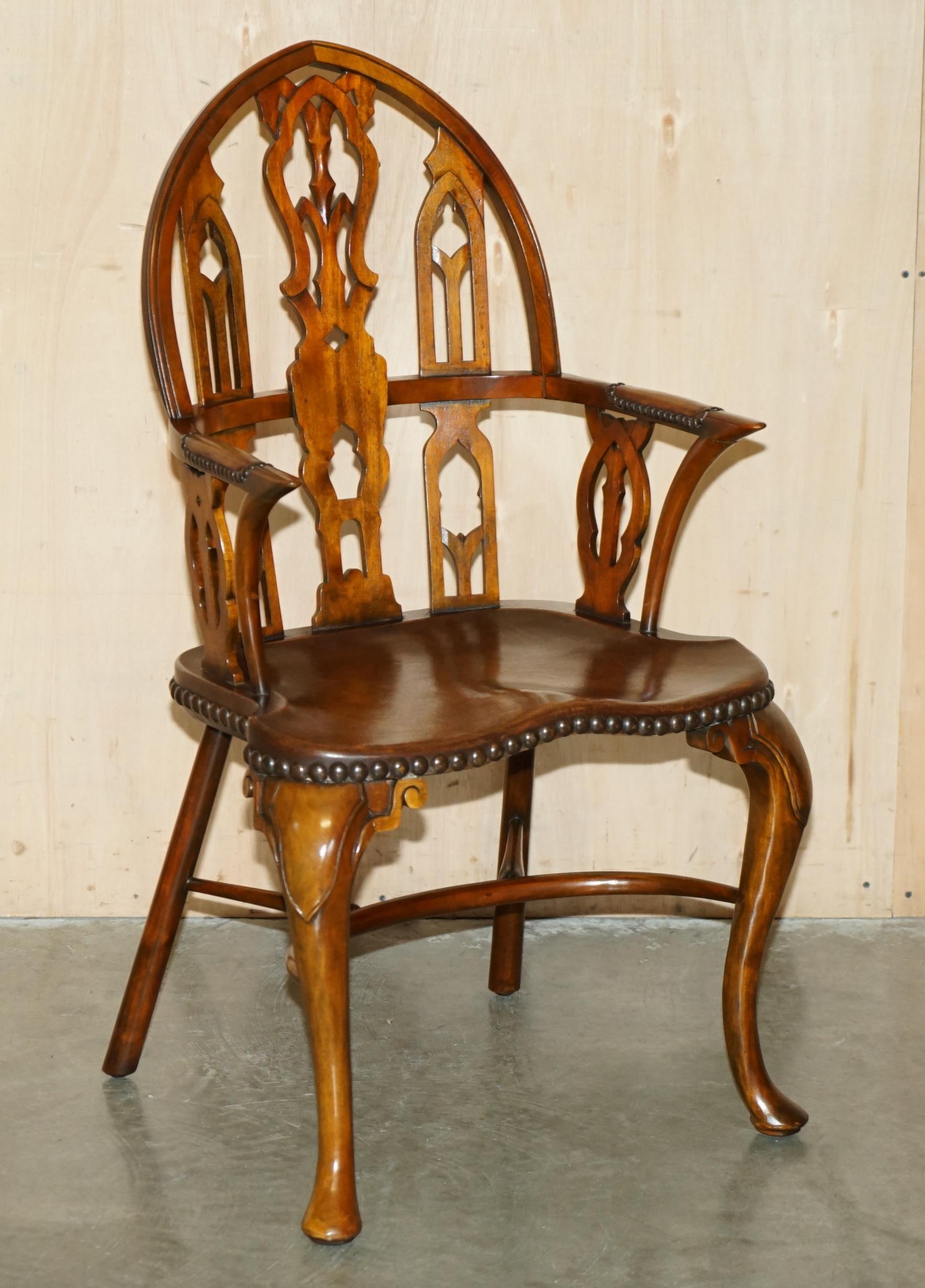 THEODORE ALEXANDER ESCRITORIO DE SECRETAIRE Y SILLA DE CUERO MARRÓN DE REVIVENCIA GÓTICA WiNDSOR en venta 5