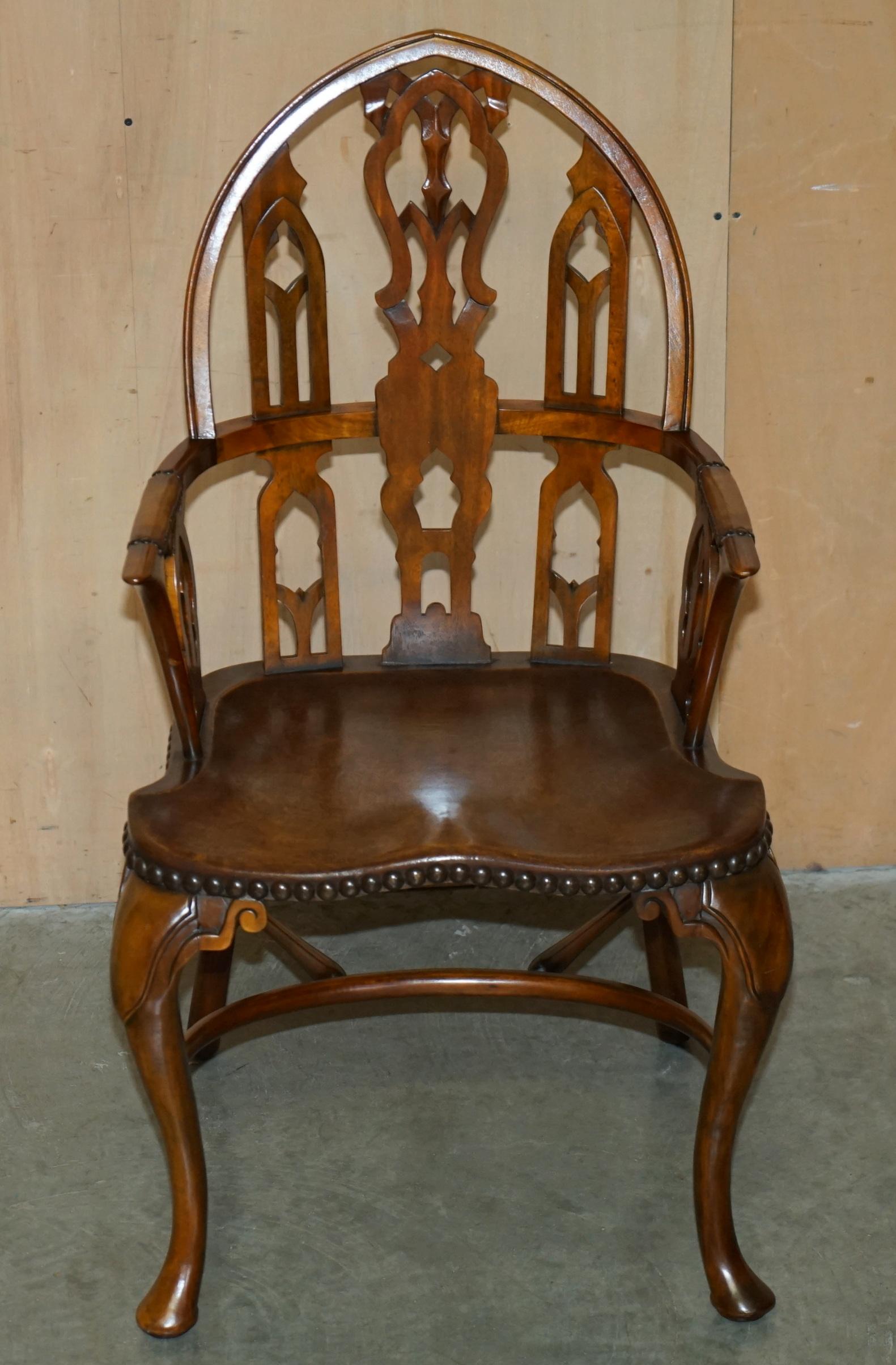 THEODORE ALEXANDER ESCRITORIO DE SECRETAIRE Y SILLA DE CUERO MARRÓN DE REVIVENCIA GÓTICA WiNDSOR en venta 6