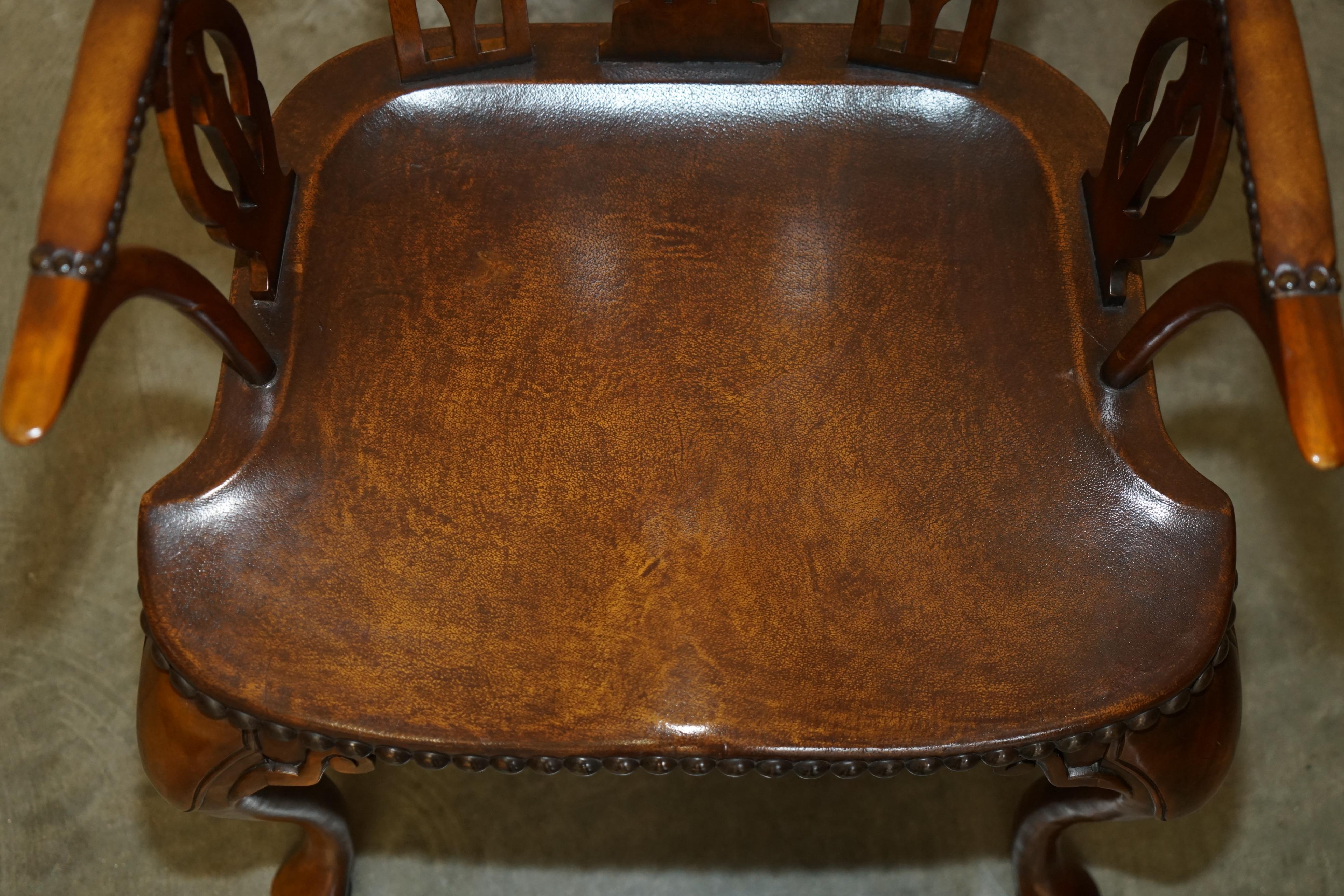 THEODORE ALEXANDER ESCRITORIO DE SECRETAIRE Y SILLA DE CUERO MARRÓN DE REVIVENCIA GÓTICA WiNDSOR en venta 7