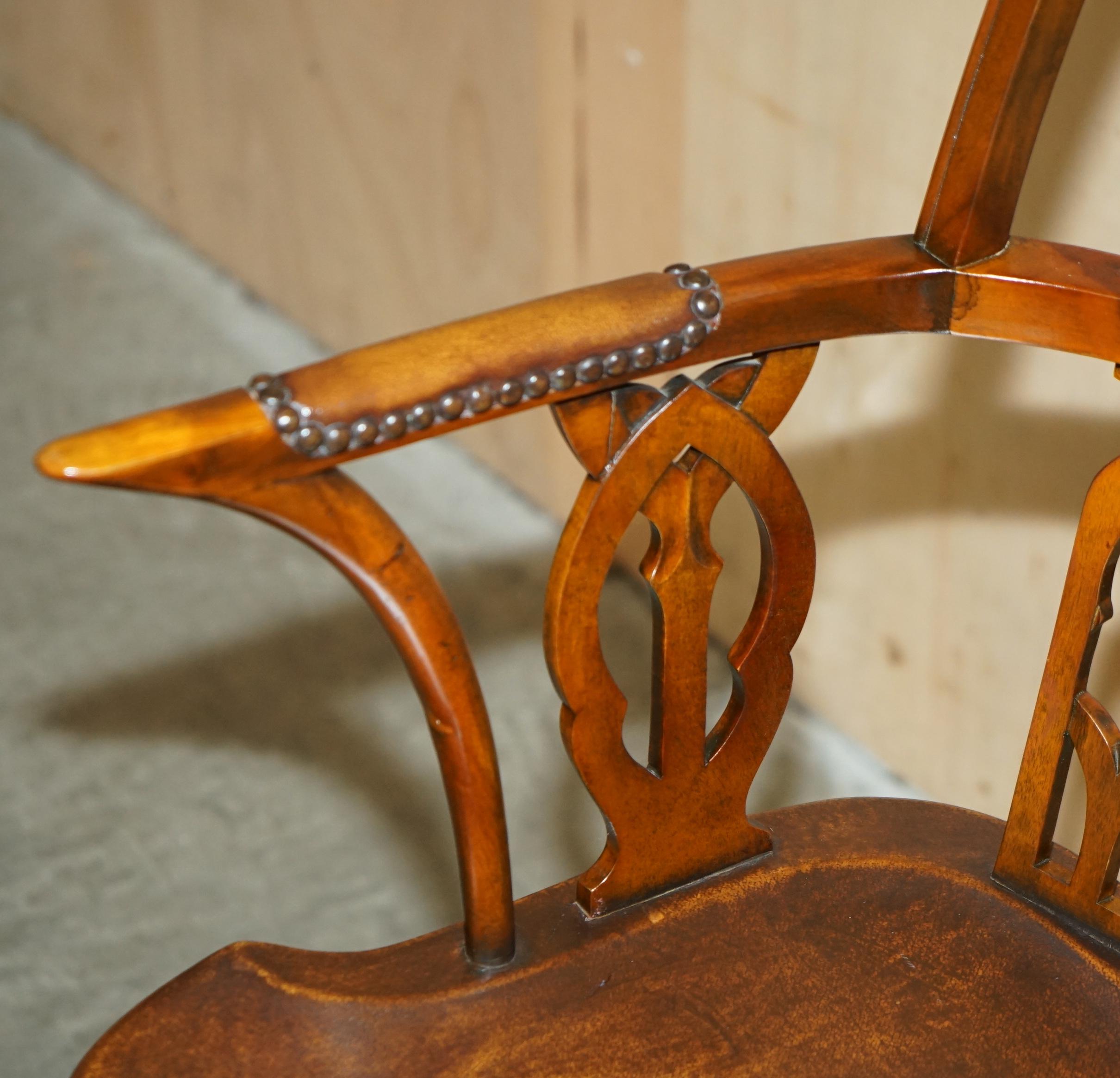 THEODORE ALEXANDER ESCRITORIO DE SECRETAIRE Y SILLA DE CUERO MARRÓN DE REVIVENCIA GÓTICA WiNDSOR en venta 8