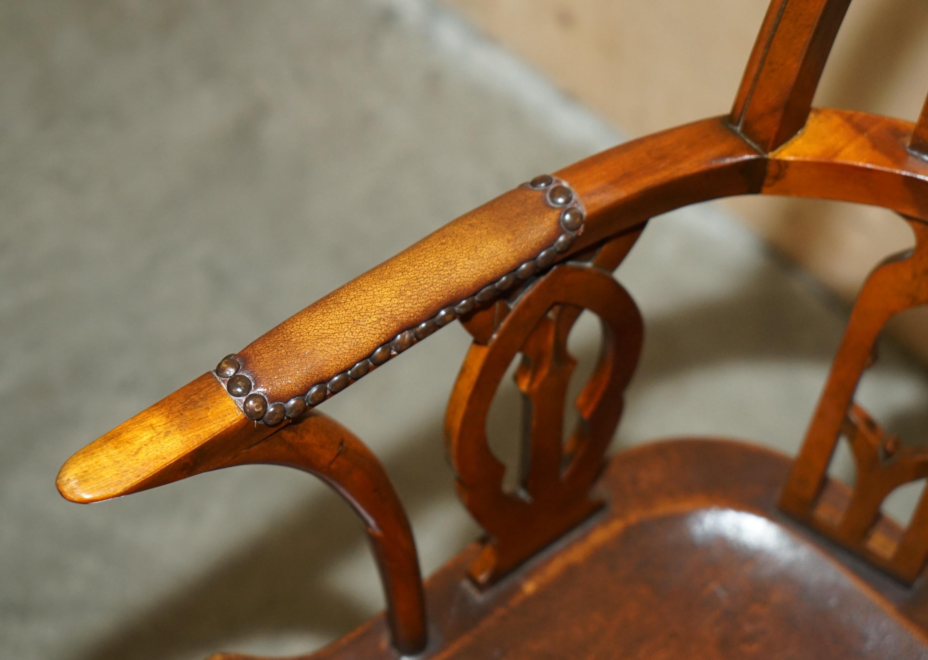 THEODORE ALEXANDER ESCRITORIO DE SECRETAIRE Y SILLA DE CUERO MARRÓN DE REVIVENCIA GÓTICA WiNDSOR en venta 9