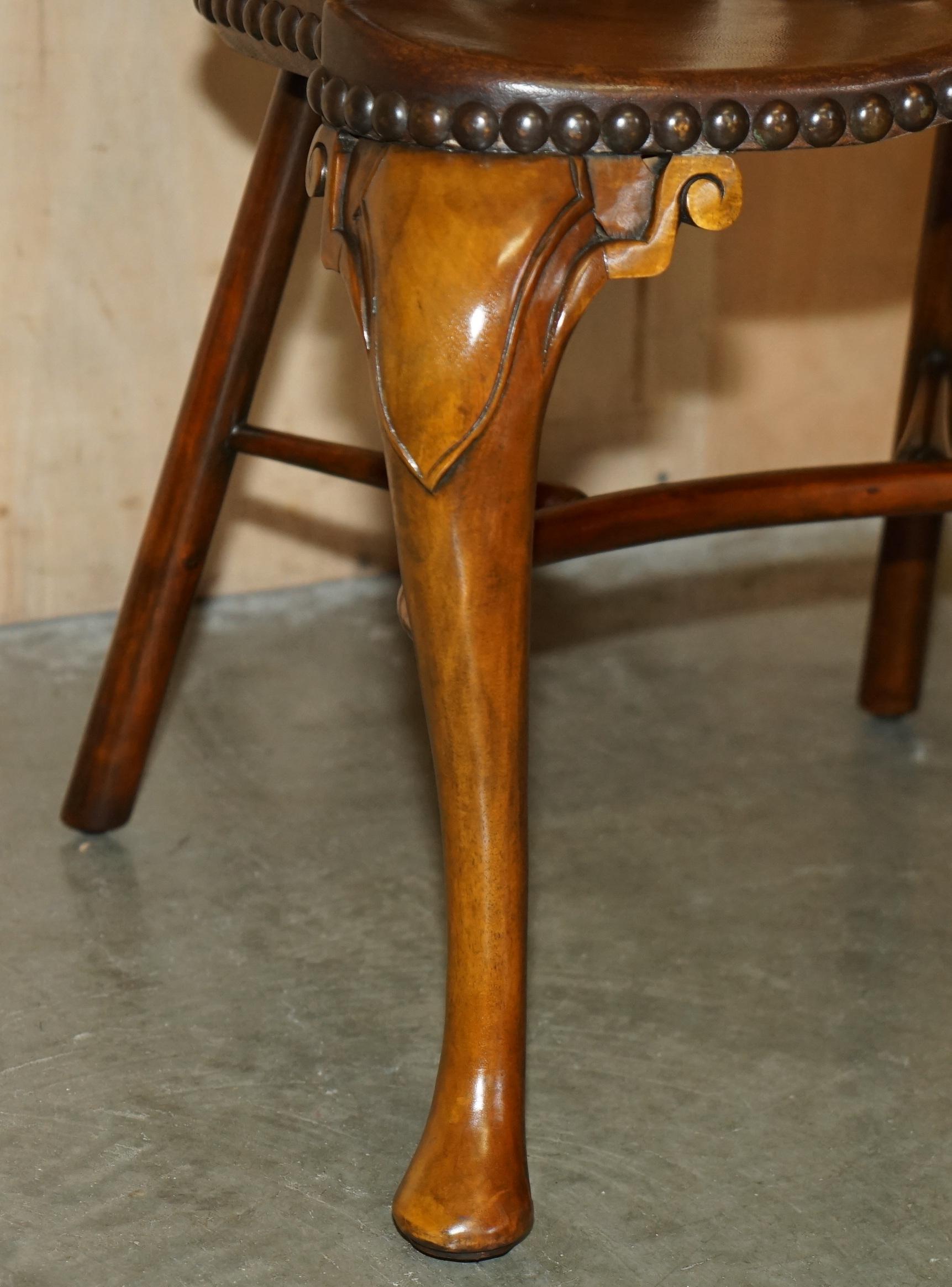 THEODORE ALEXANDER ESCRITORIO DE SECRETAIRE Y SILLA DE CUERO MARRÓN DE REVIVENCIA GÓTICA WiNDSOR en venta 10