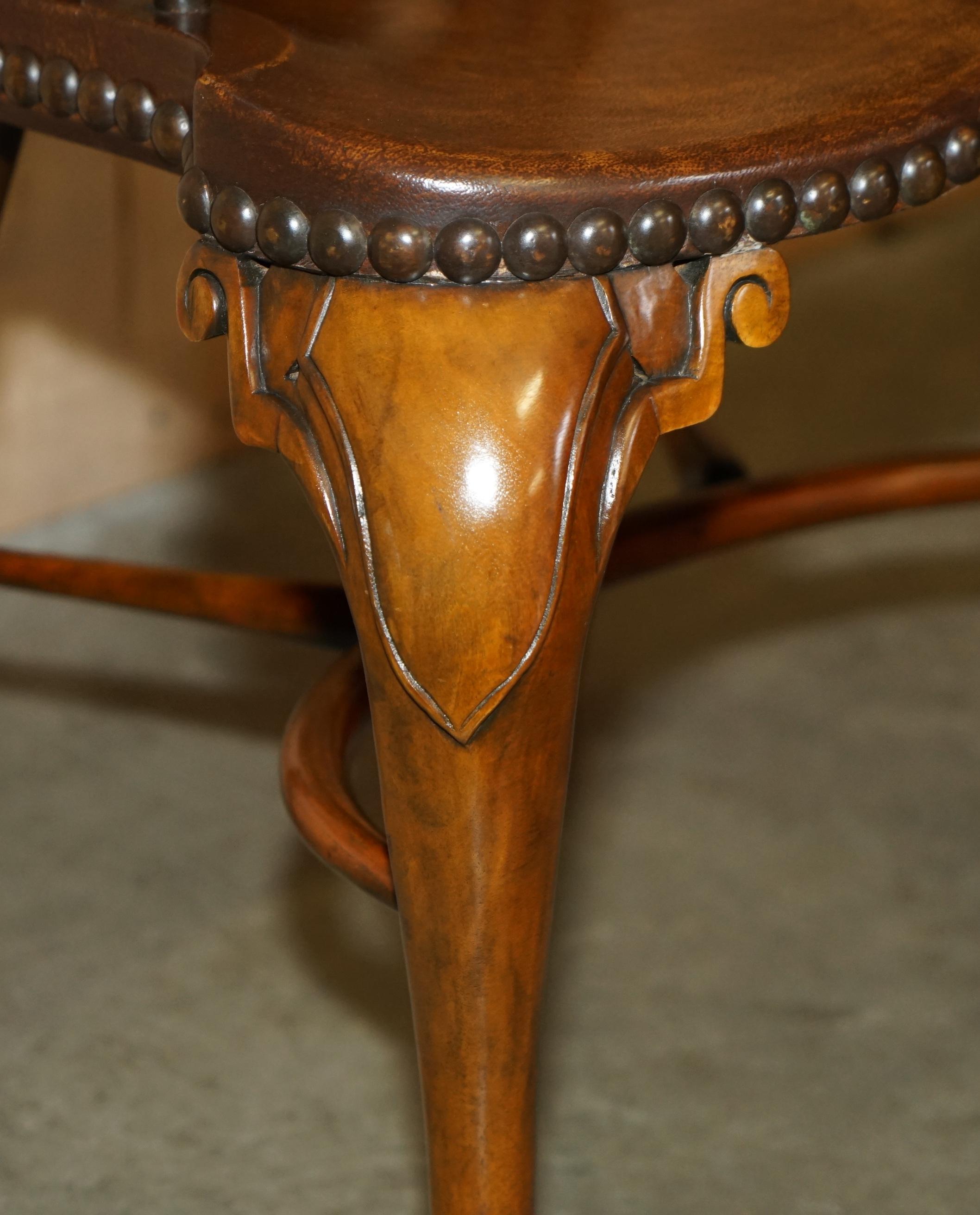 THEODORE ALEXANDER ESCRITORIO DE SECRETAIRE Y SILLA DE CUERO MARRÓN DE REVIVENCIA GÓTICA WiNDSOR en venta 11