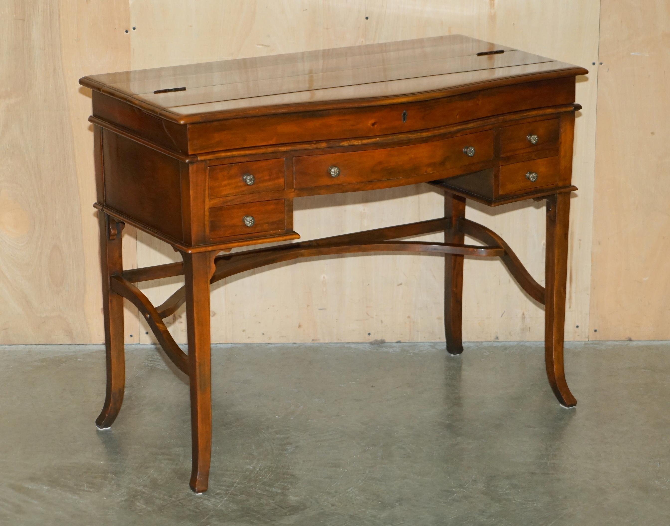 Antigüedades de la Casa Real

Royal House Antiques se complace en poner a la venta este exquisito escritorio plegable de época Theodore Alexander, con compartimento oculto y tapa de cuero marrón, y un sillón Windsor de estilo gótico, muy raro y