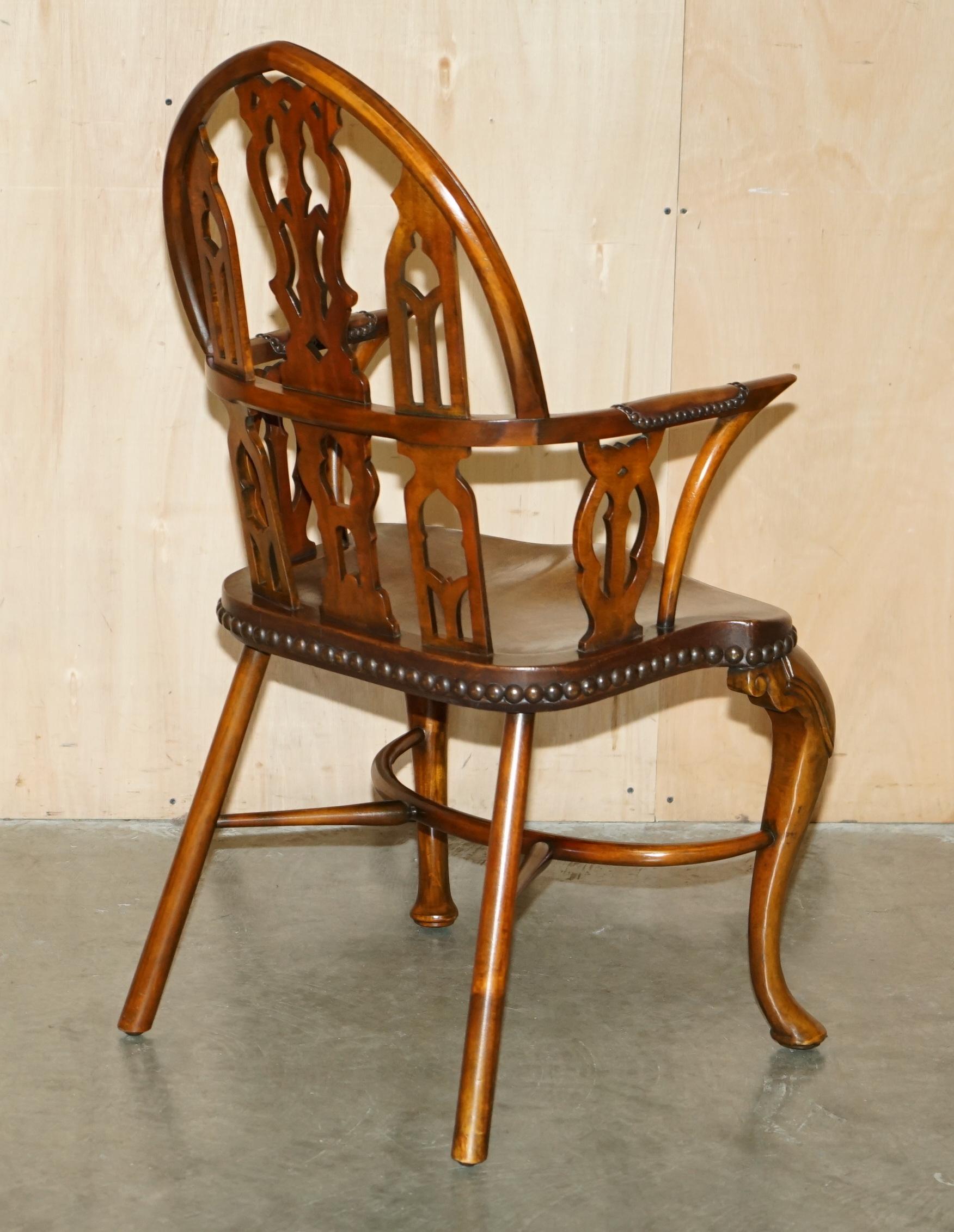THEODORE ALEXANDER ESCRITORIO DE SECRETAIRE Y SILLA DE CUERO MARRÓN DE REVIVENCIA GÓTICA WiNDSOR en venta 12