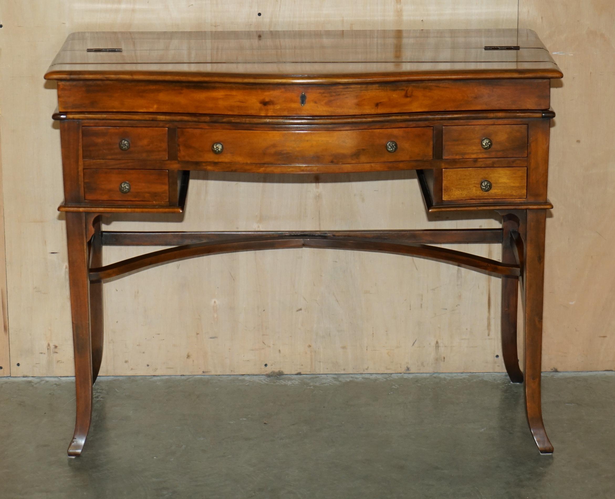 THEODORE ALEXANDER ESCRITORIO DE SECRETAIRE Y SILLA DE CUERO MARRÓN DE REVIVENCIA GÓTICA WiNDSOR Renacimiento gótico en venta