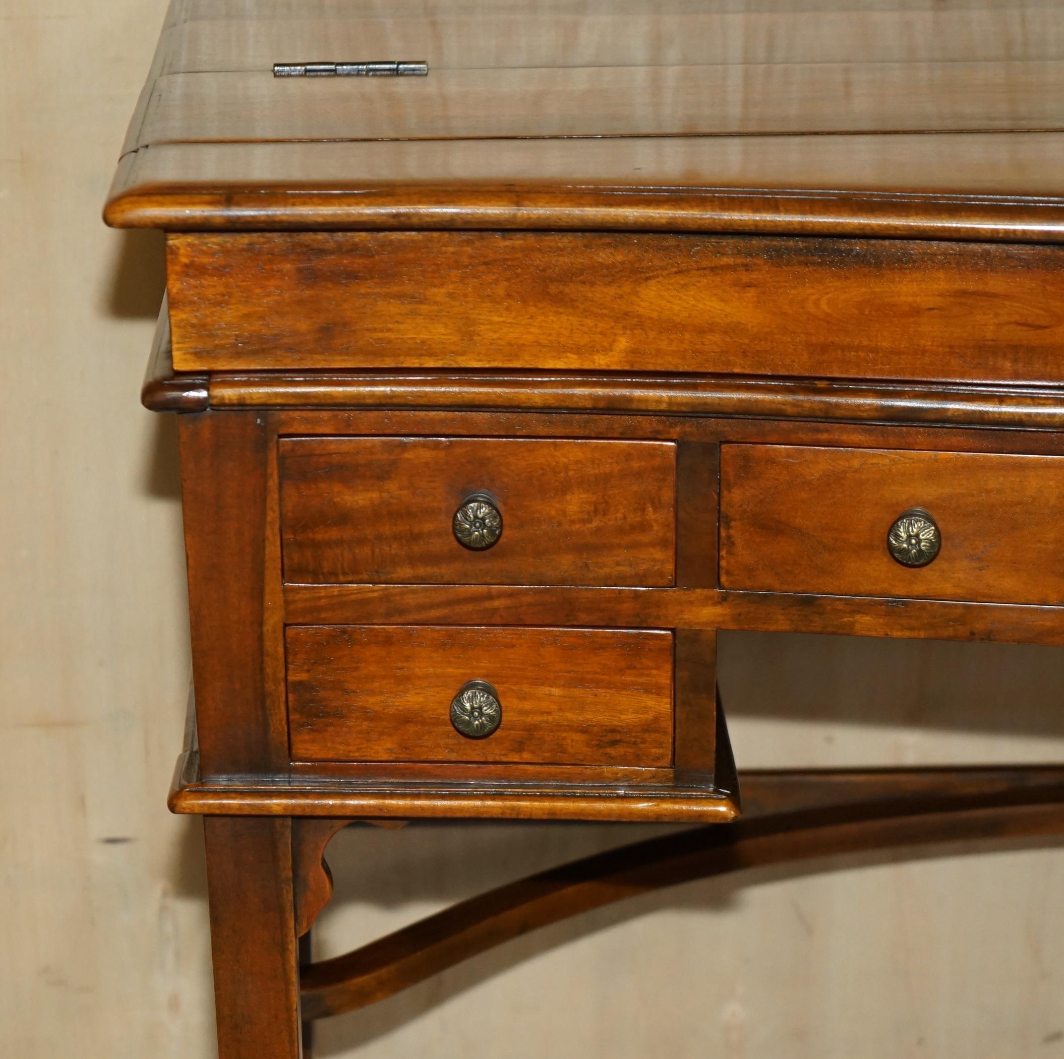 THEODORE ALEXANDER ESCRITORIO DE SECRETAIRE Y SILLA DE CUERO MARRÓN DE REVIVENCIA GÓTICA WiNDSOR Inglés en venta