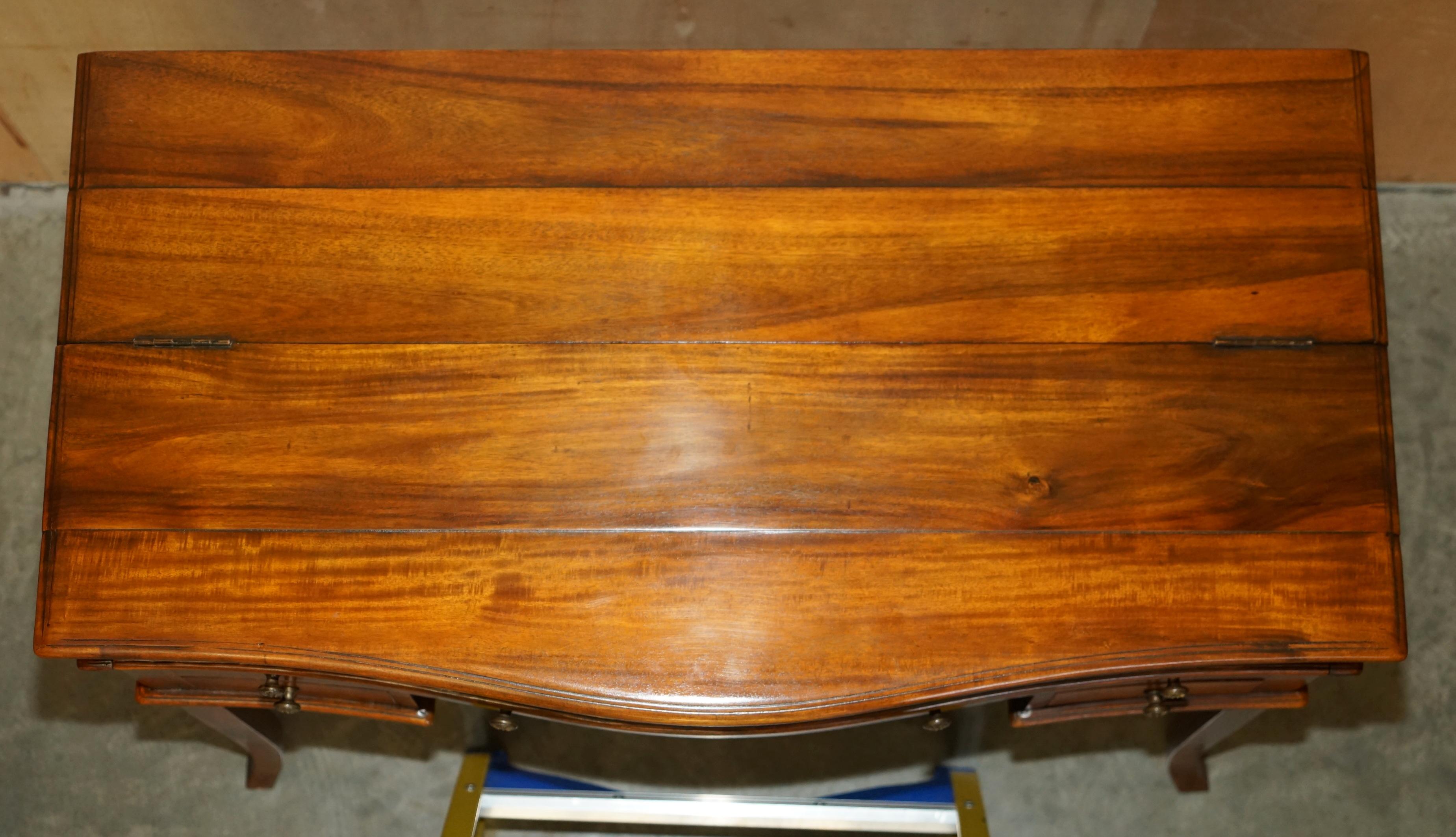 THEODORE ALEXANDER ESCRITORIO DE SECRETAIRE Y SILLA DE CUERO MARRÓN DE REVIVENCIA GÓTICA WiNDSOR Hecho a mano en venta