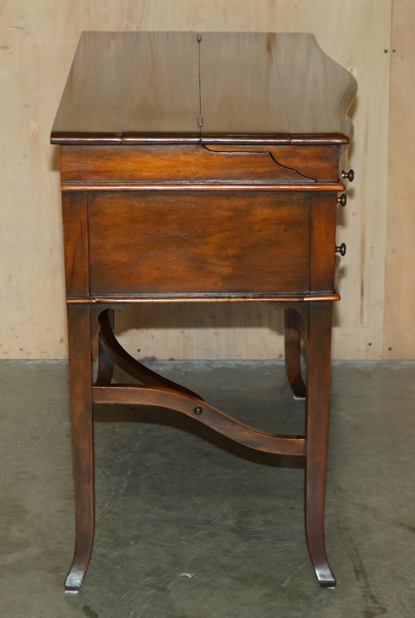 THEODORE ALEXANDER ESCRITORIO DE SECRETAIRE Y SILLA DE CUERO MARRÓN DE REVIVENCIA GÓTICA WiNDSOR en Bueno estado para la venta en West Sussex, Pulborough