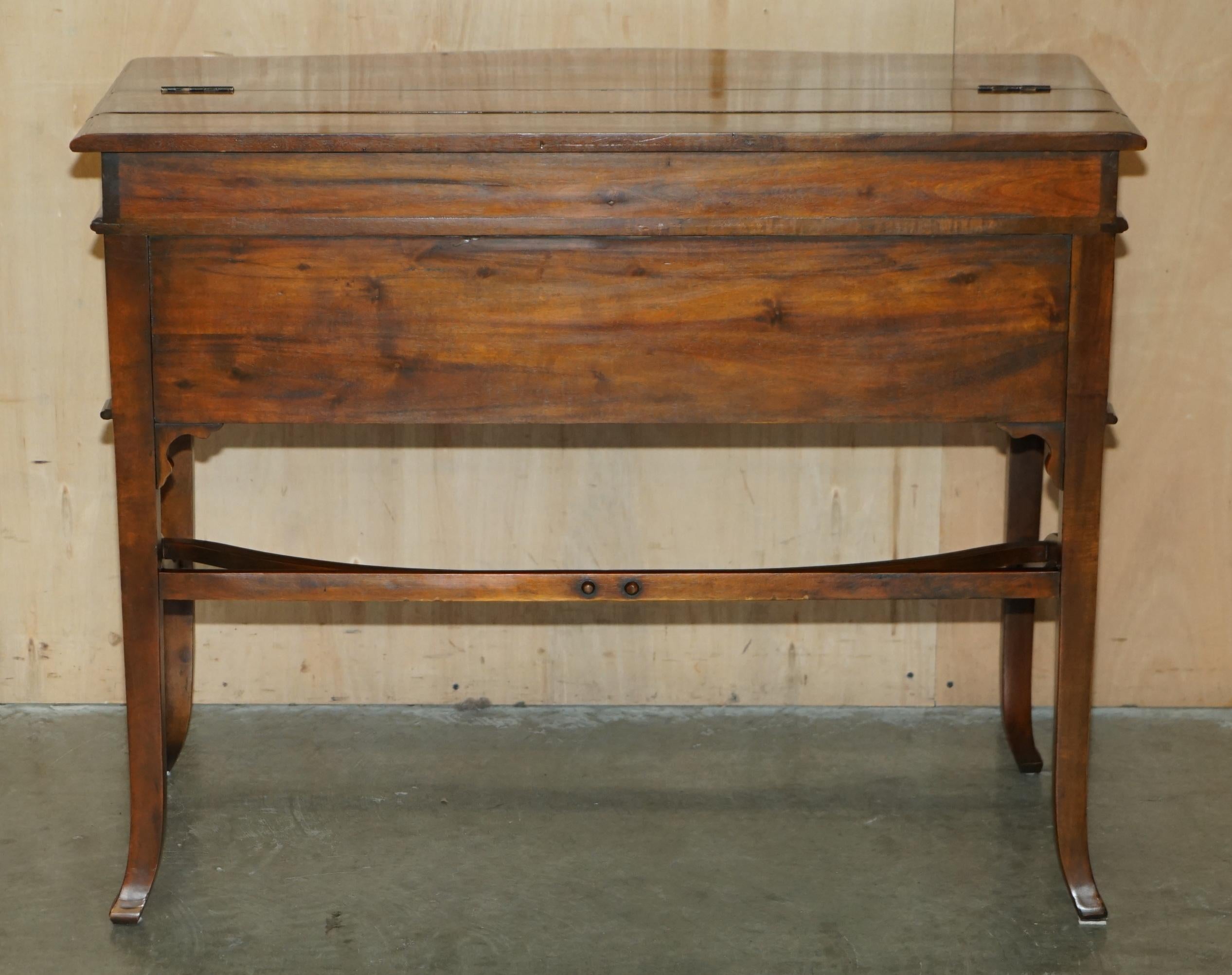 THEODORE ALEXANDER ESCRITORIO DE SECRETAIRE Y SILLA DE CUERO MARRÓN DE REVIVENCIA GÓTICA WiNDSOR siglo XX en venta