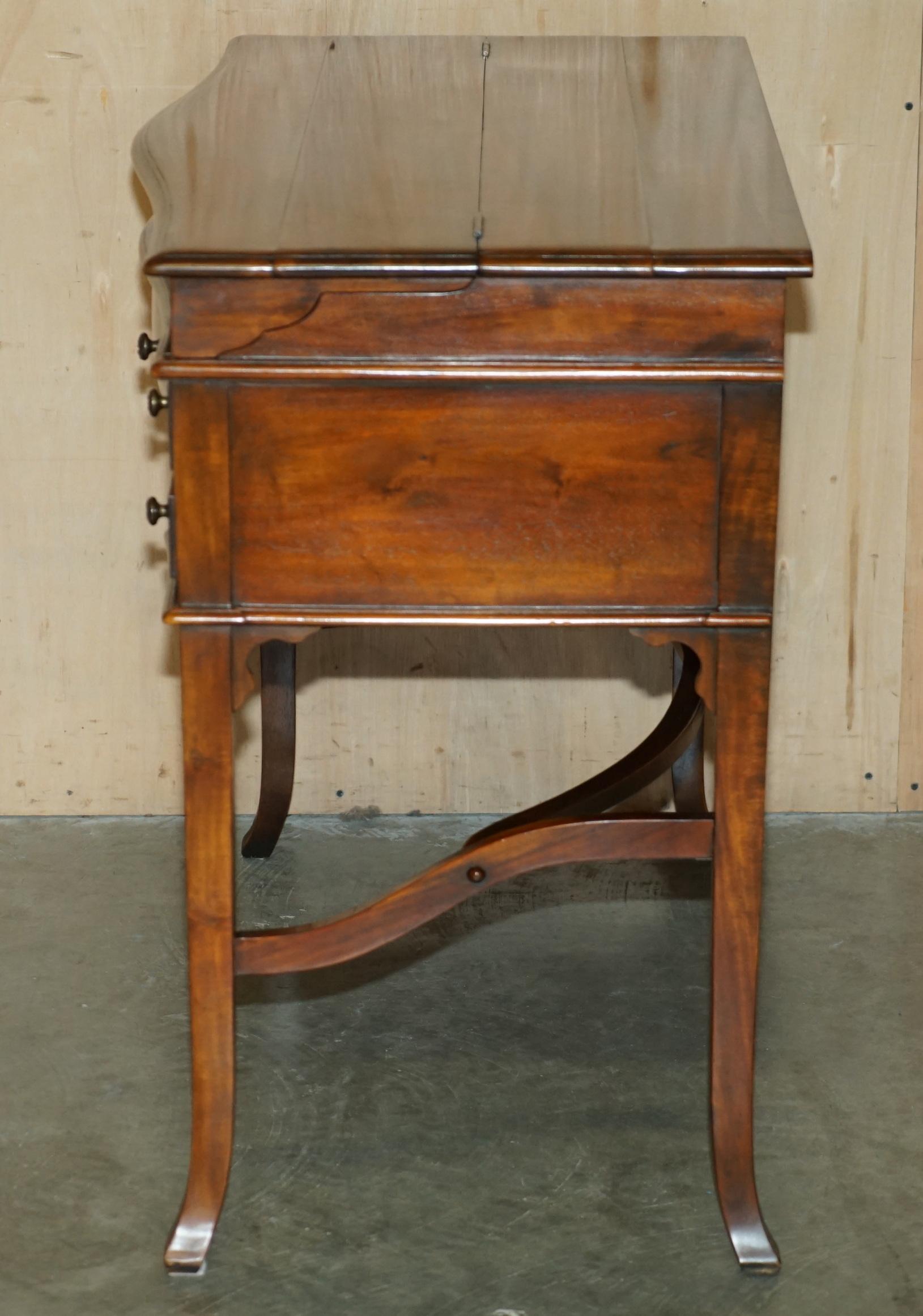 THEODORE ALEXANDER ESCRITORIO DE SECRETAIRE Y SILLA DE CUERO MARRÓN DE REVIVENCIA GÓTICA WiNDSOR Cuero en venta