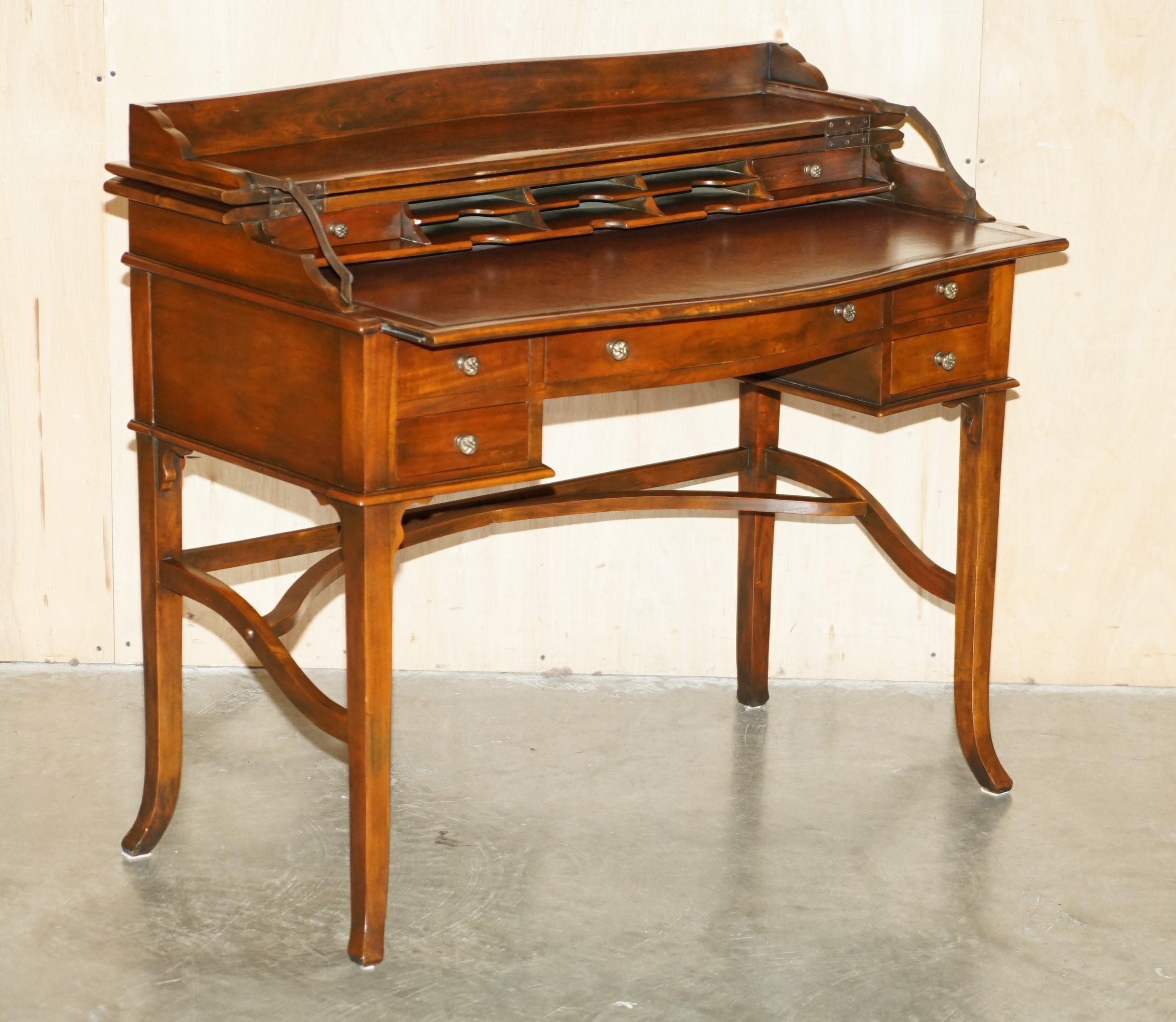 THEODORE ALEXANDER ESCRITORIO DE SECRETAIRE Y SILLA DE CUERO MARRÓN DE REVIVENCIA GÓTICA WiNDSOR en venta 1