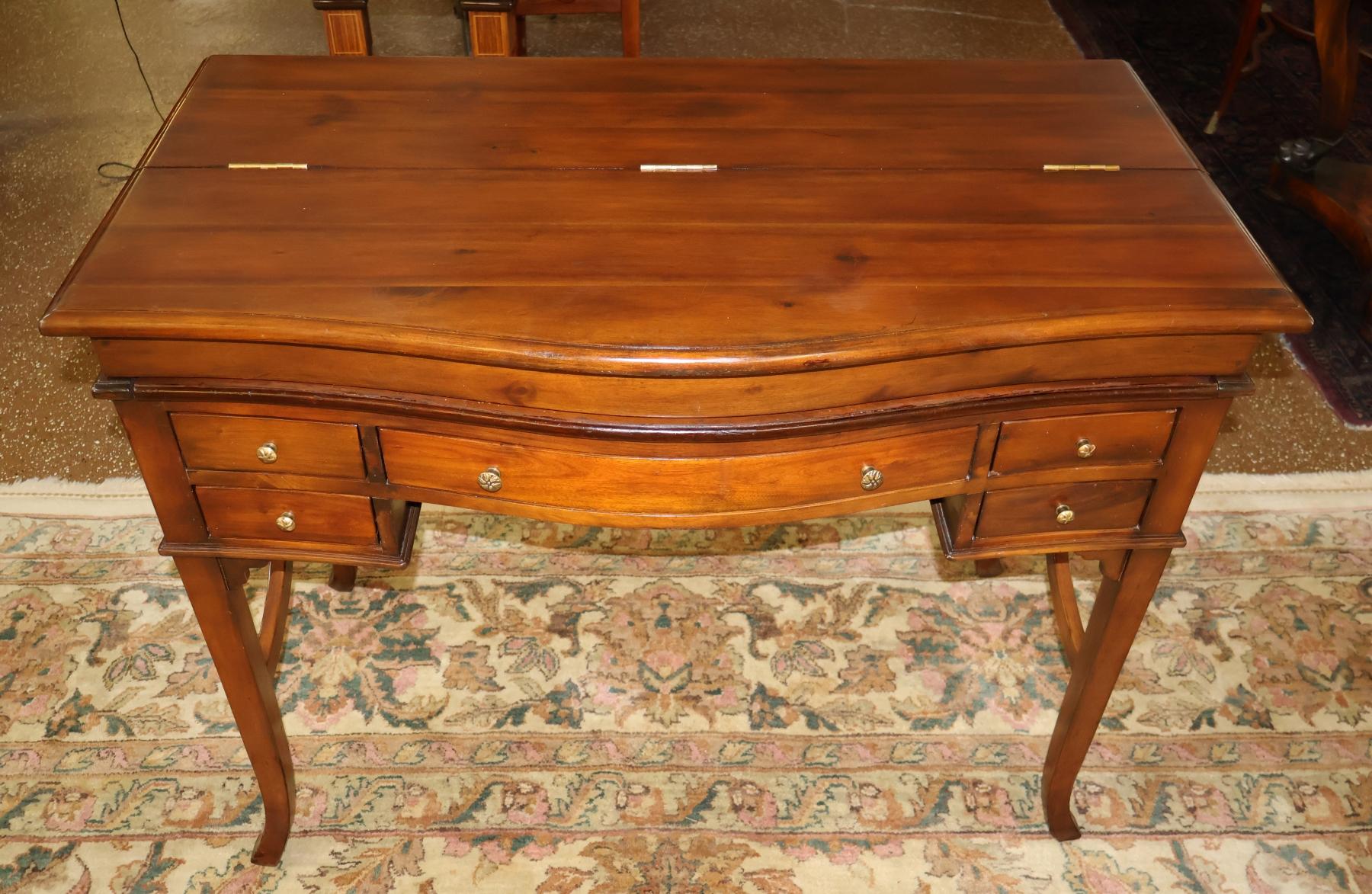 Theodore Alexander The Residency 7100 Bowfront Slide Out Campaigner Writing Desk

Dimensioni: 42