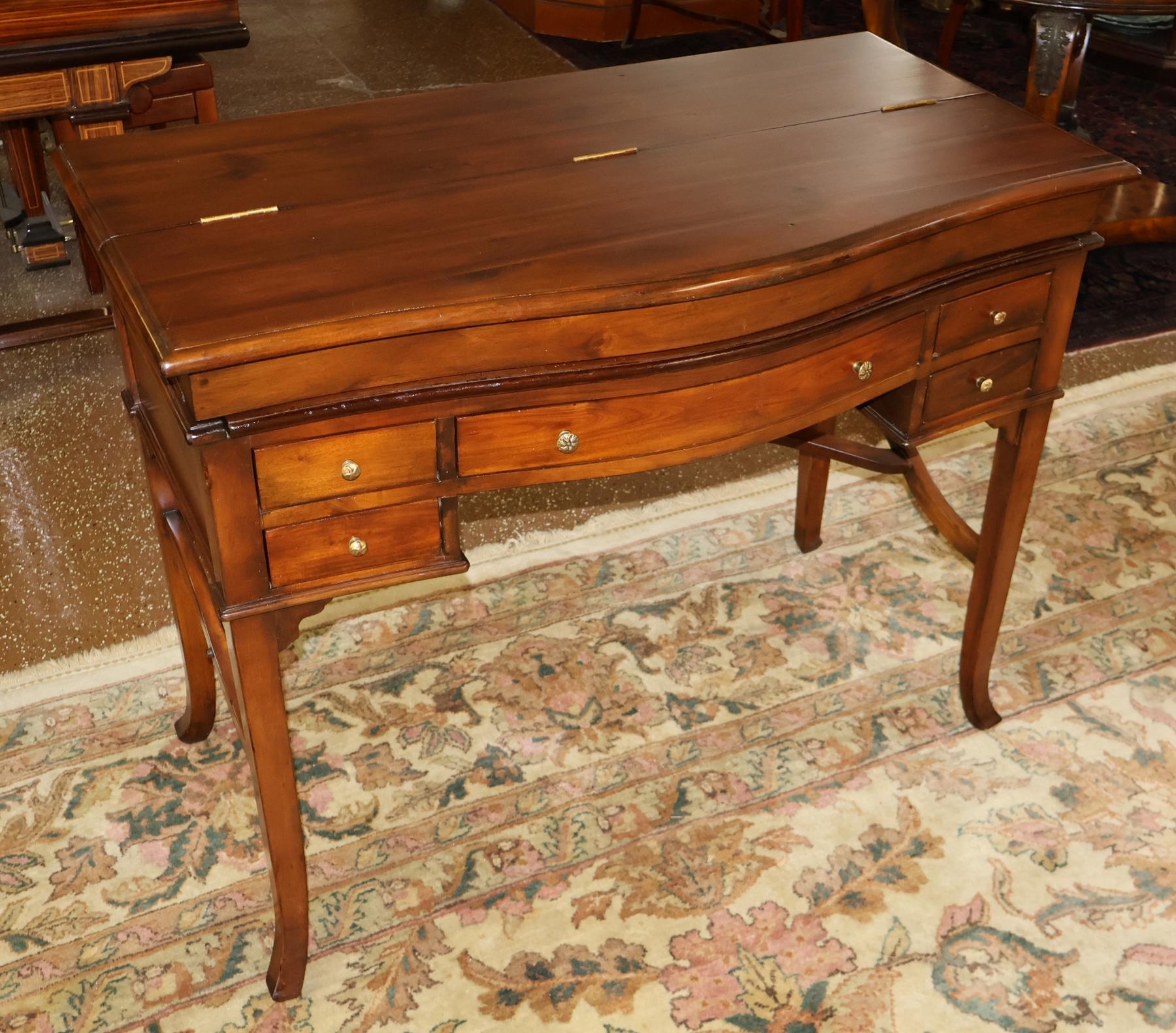 Vietnamita Theodore Alexander The Residency 7100 Bowfront Slide Out Campaigner Writing Desk in vendita